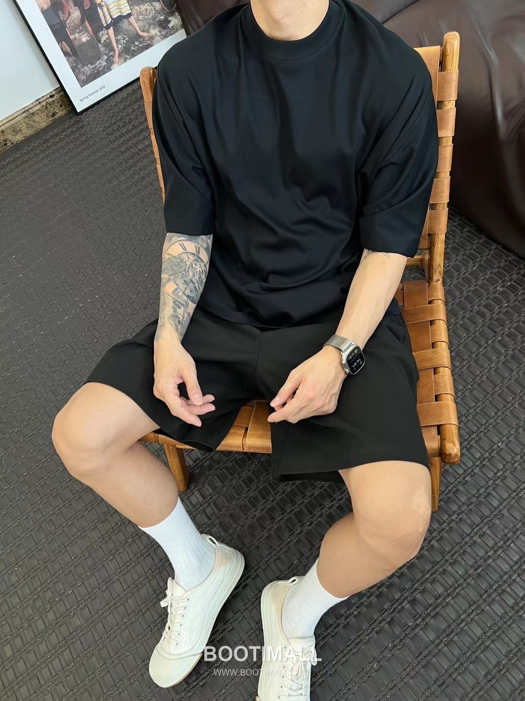 보테가베네타 2026 SS 코튼 블랙 로고 패치 백 스티치 오버핏 반팔 블랙 티셔츠 Bottega Veneta 2026 SS Cotton Black Logo Patch Back Stitch Oversized T-Shirt D27574 2