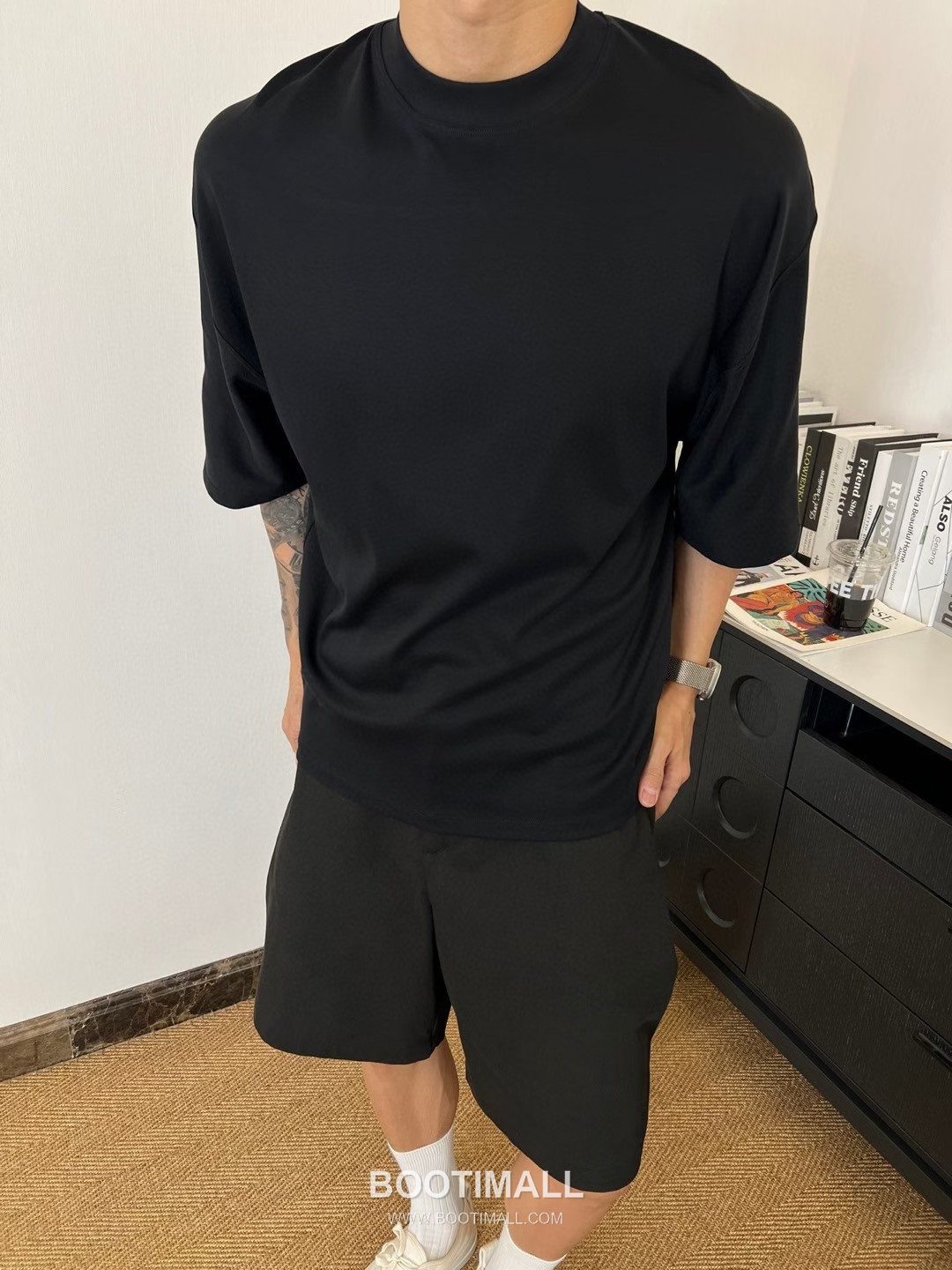 보테가베네타 2026 SS 코튼 블랙 로고 패치 백 스티치 오버핏 반팔 블랙 티셔츠 Bottega Veneta 2026 SS Cotton Black Logo Patch Back Stitch Oversized T-Shirt D27574 3