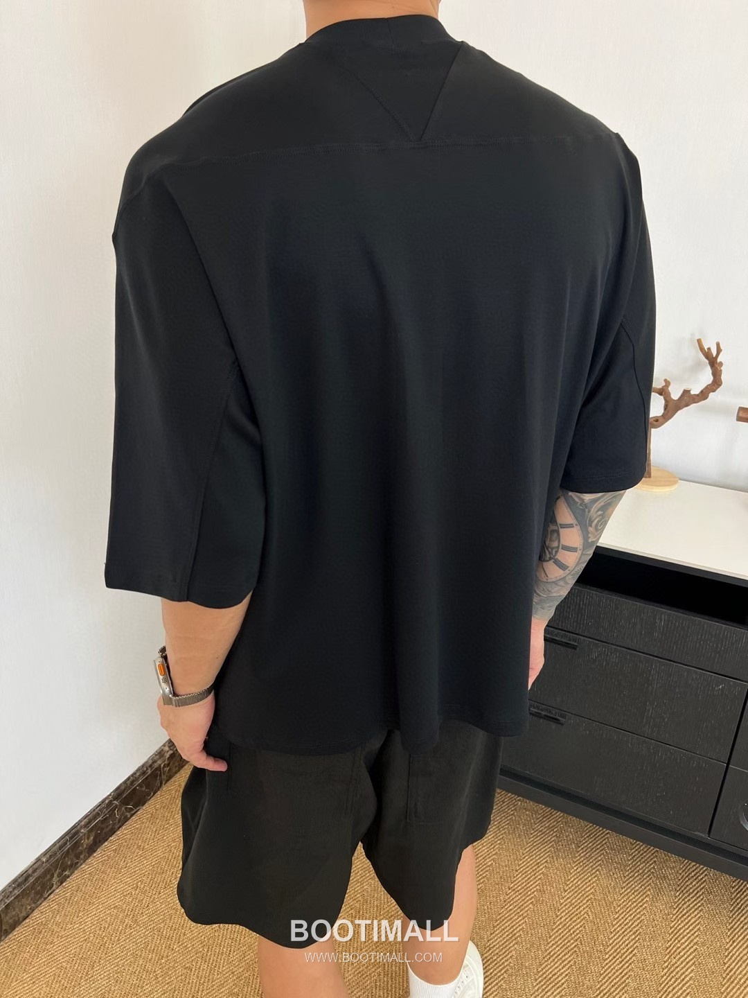 보테가베네타 2026 SS 코튼 블랙 로고 패치 백 스티치 오버핏 반팔 블랙 티셔츠 Bottega Veneta 2026 SS Cotton Black Logo Patch Back Stitch Oversized T-Shirt D27574 4