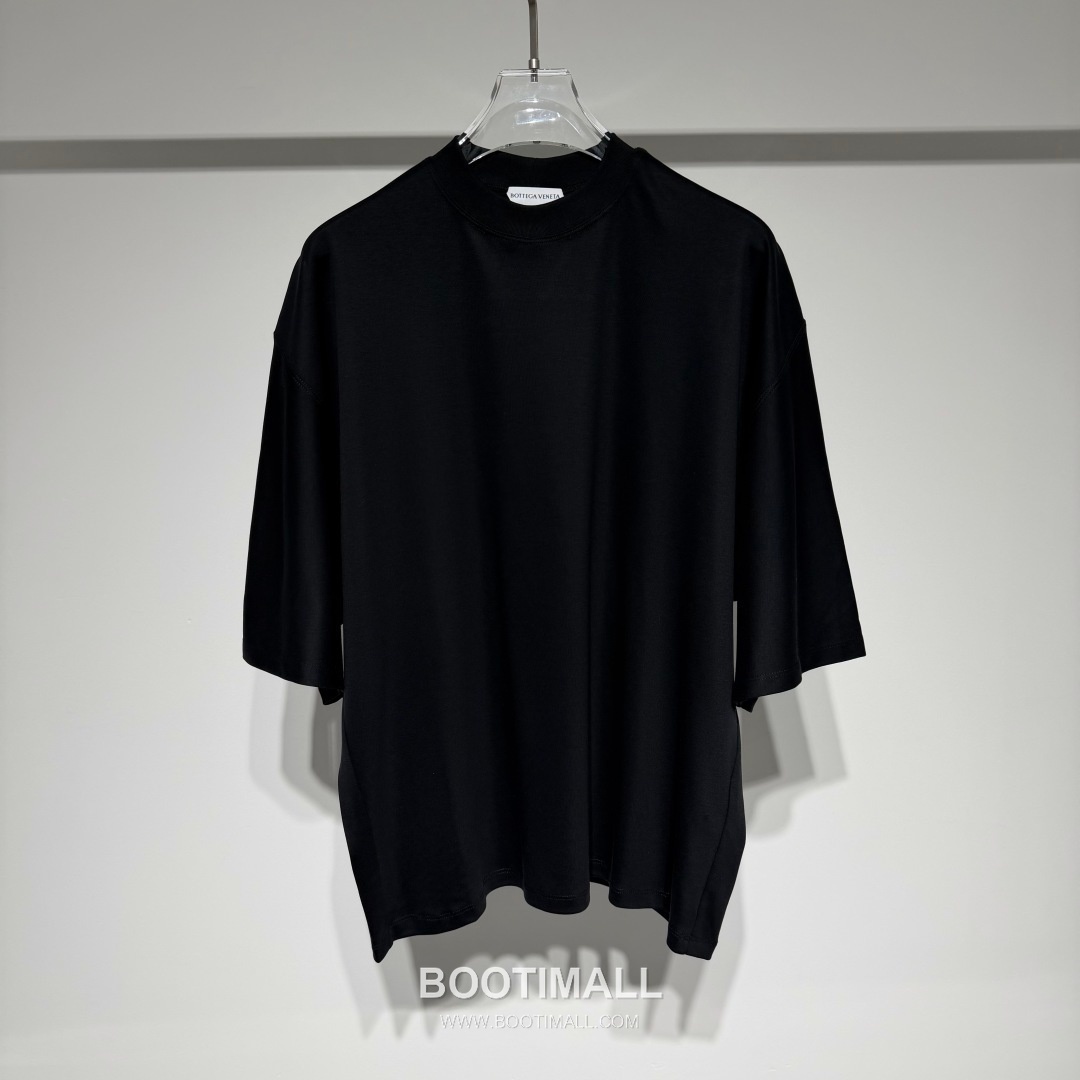 보테가베네타 2026 SS 코튼 블랙 로고 패치 백 스티치 오버핏 반팔 블랙 티셔츠 Bottega Veneta 2026 SS Cotton Black Logo Patch Back Stitch Oversized T-Shirt D27574 5