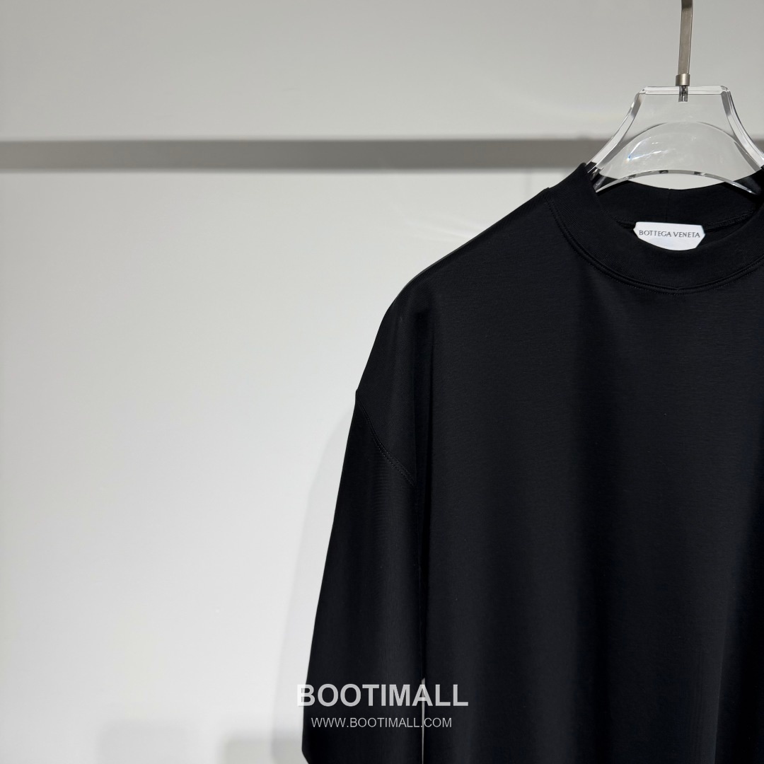 보테가베네타 2026 SS 코튼 블랙 로고 패치 백 스티치 오버핏 반팔 블랙 티셔츠 Bottega Veneta 2026 SS Cotton Black Logo Patch Back Stitch Oversized T-Shirt D27574 6