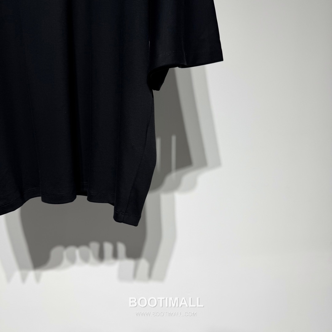 보테가베네타 2026 SS 코튼 블랙 로고 패치 백 스티치 오버핏 반팔 블랙 티셔츠 Bottega Veneta 2026 SS Cotton Black Logo Patch Back Stitch Oversized T-Shirt D27574 7