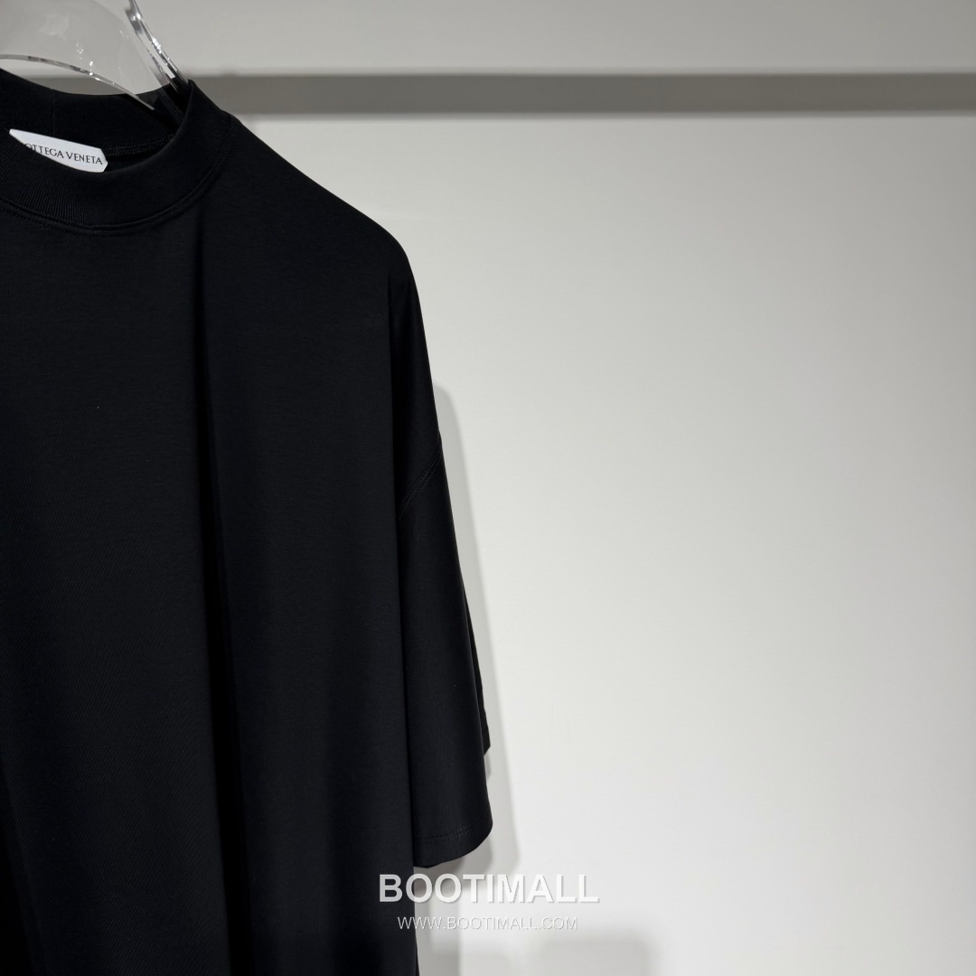 보테가베네타 2026 SS 코튼 블랙 로고 패치 백 스티치 오버핏 반팔 블랙 티셔츠 Bottega Veneta 2026 SS Cotton Black Logo Patch Back Stitch Oversized T-Shirt D27574 8