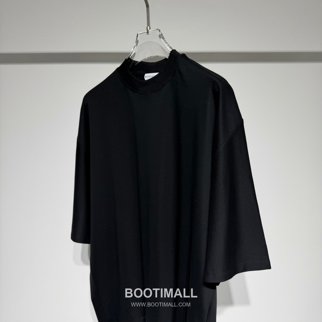 보테가베네타 2026 SS 코튼 블랙 로고 패치 백 스티치 오버핏 반팔 블랙 티셔츠 Bottega Veneta 2026 SS Cotton Black Logo Patch Back Stitch Oversized T-Shirt D27574 9