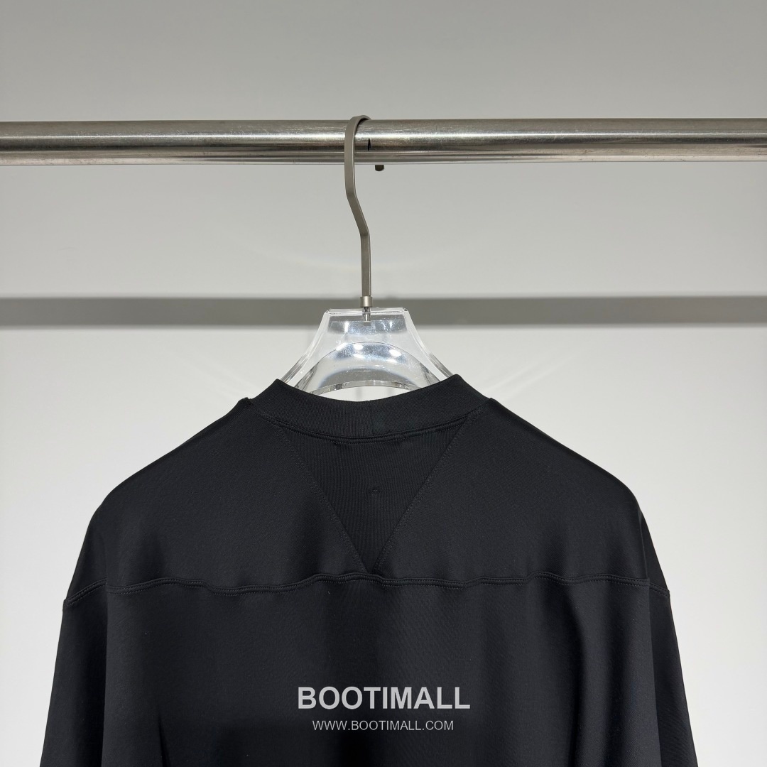 보테가베네타 2026 SS 코튼 블랙 로고 패치 백 스티치 오버핏 반팔 블랙 티셔츠 Bottega Veneta 2026 SS Cotton Black Logo Patch Back Stitch Oversized T-Shirt D27574 10