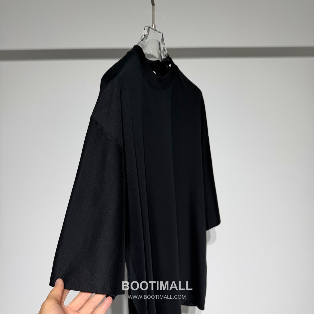 보테가베네타 2026 SS 코튼 블랙 로고 패치 백 스티치 오버핏 반팔 블랙 티셔츠 Bottega Veneta 2026 SS Cotton Black Logo Patch Back Stitch Oversized T-Shirt D27574 11