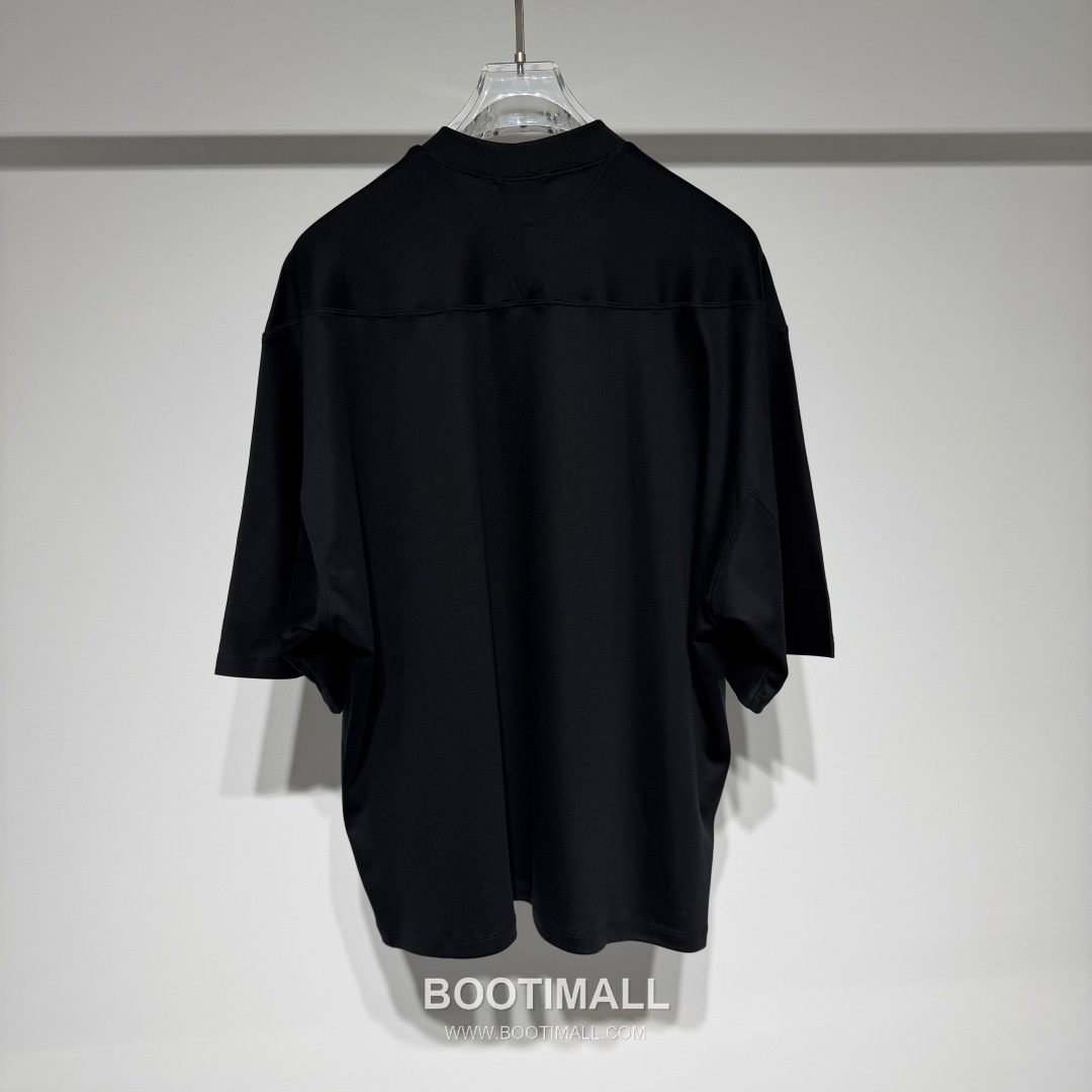 보테가베네타 2026 SS 코튼 블랙 로고 패치 백 스티치 오버핏 반팔 블랙 티셔츠 Bottega Veneta 2026 SS Cotton Black Logo Patch Back Stitch Oversized T-Shirt D27574 12