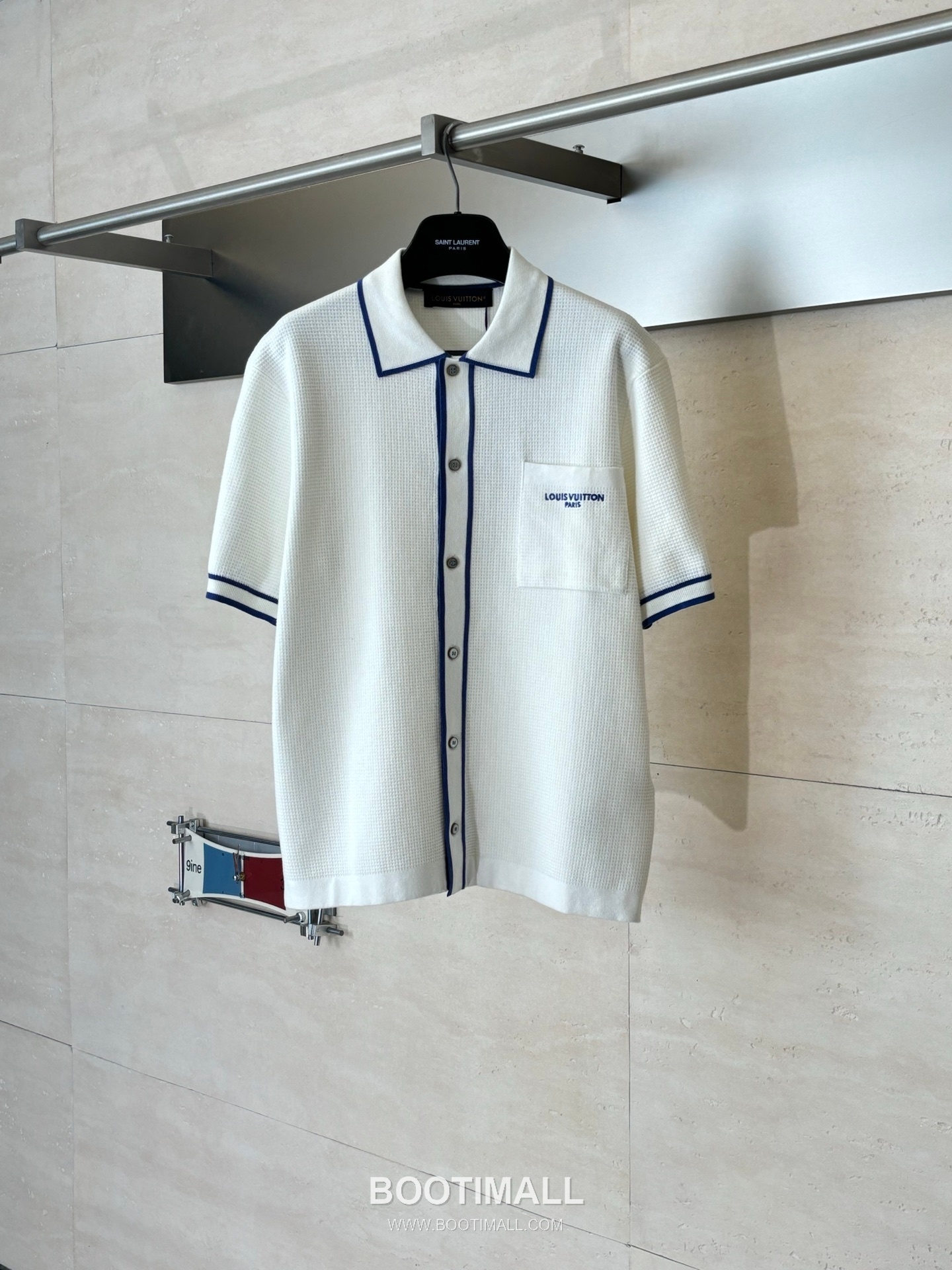 루이비통 2026 SS 코튼 실크 블루 로고 자수 와플 니트 반팔 화이트 가디건 Louis Vuitton 2026 SS Cotton Silk Blue Logo Embroidered Waffle Knit Short Sleeve Cardigan D31563 M 1