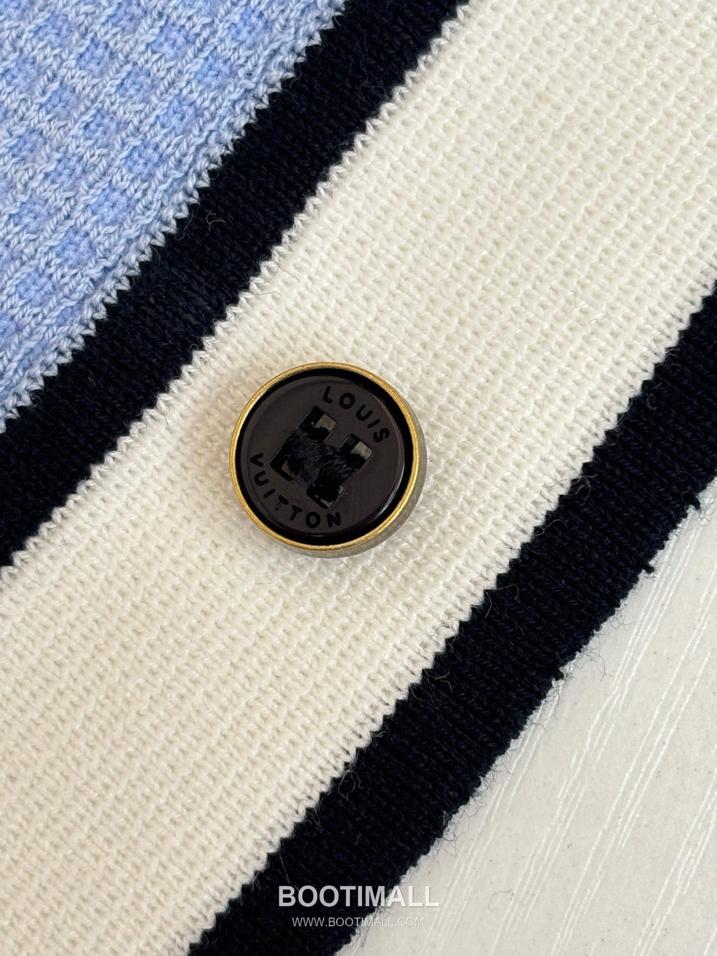 루이비통 2026 SS 코튼 실크 블루 로고 자수 와플 니트 반팔 블루 가디건 Louis Vuitton 2026 SS Cotton Silk Blue Logo Embroidered Waffle Knit Short Sleeve Cardigan D31563 M 7