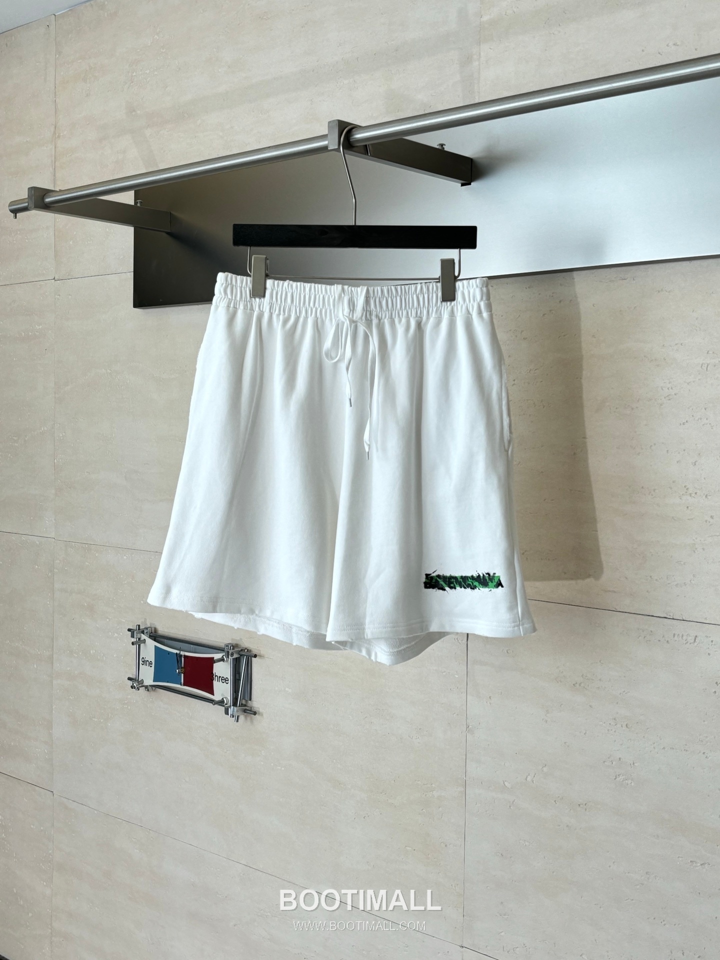 발렌시아가 그래피티 테이프 코튼 화이트 데미지 반바지 Balenciaga Graffiti Tape Cotton White Distressed Shorts 5부팬츠 1