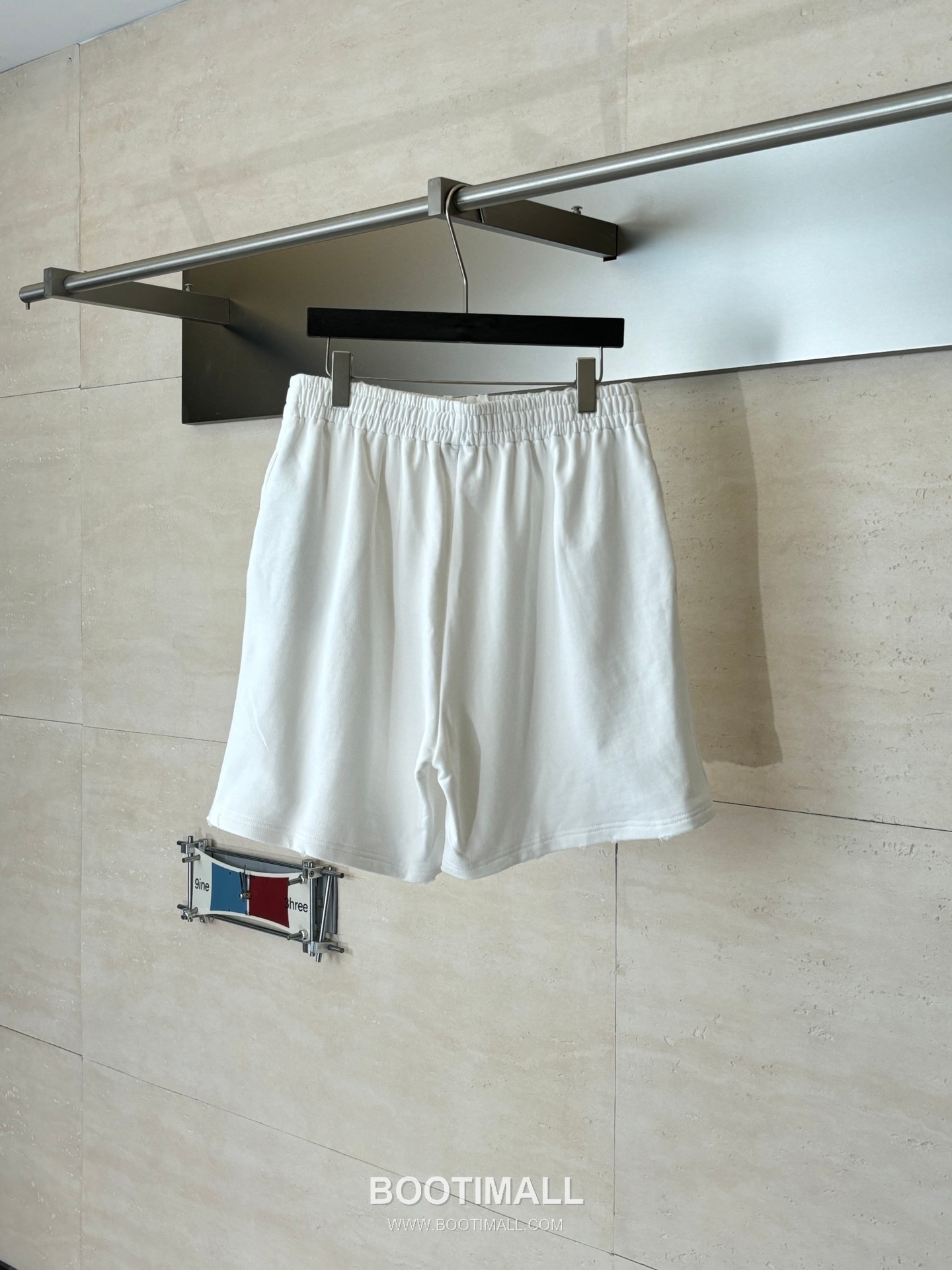 발렌시아가 그래피티 테이프 코튼 화이트 데미지 반바지 Balenciaga Graffiti Tape Cotton White Distressed Shorts 5부팬츠 2