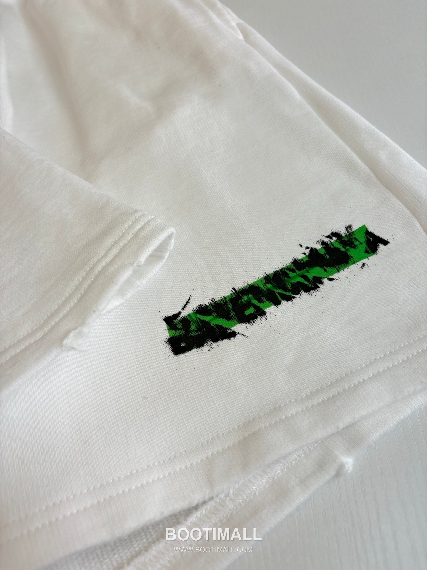 발렌시아가 그래피티 테이프 코튼 화이트 데미지 반바지 Balenciaga Graffiti Tape Cotton White Distressed Shorts 5부팬츠 5