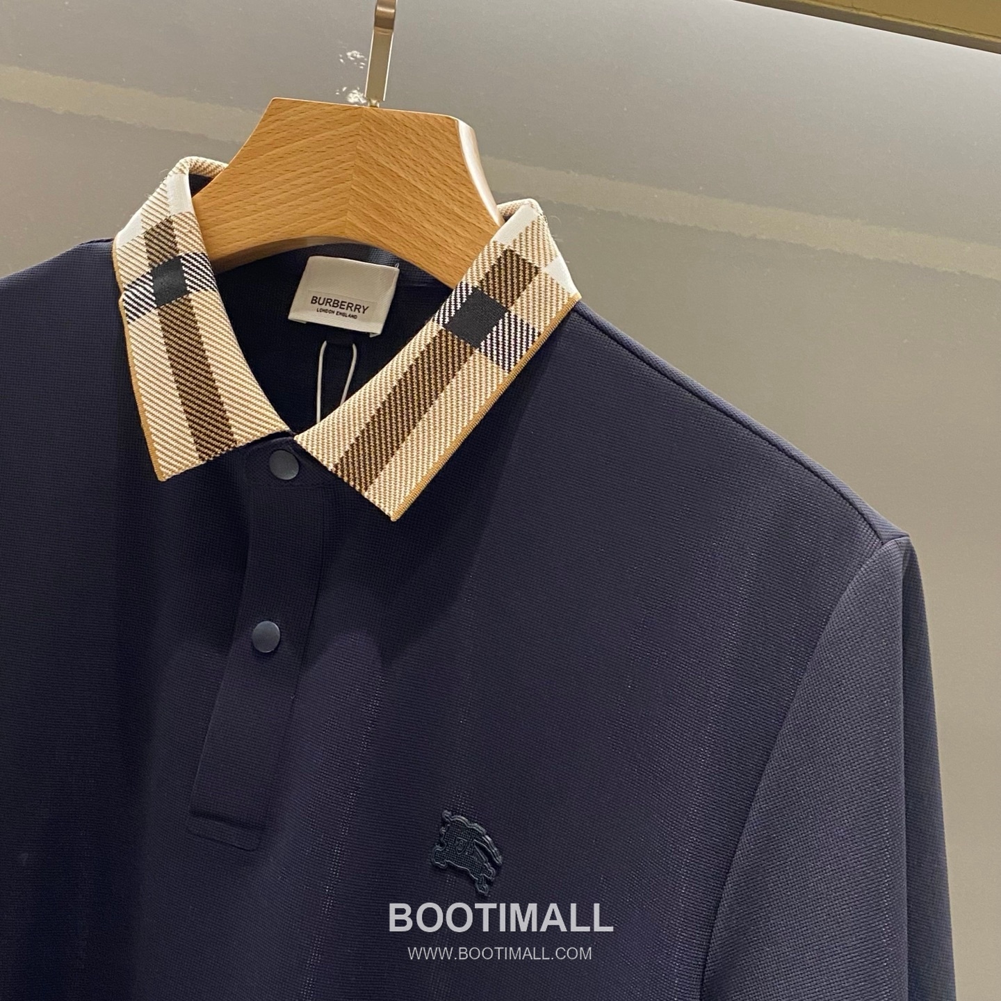 버버리 2026 FW 나일론 스판 블랙 로고 패치 와플 니트 카라 반팔 블랙 티셔츠 Burberry 2026 FW Nylon Spandex Black Logo Patch Waffle Knit Polo Short Sleeve T-Shirt D23526 52 4