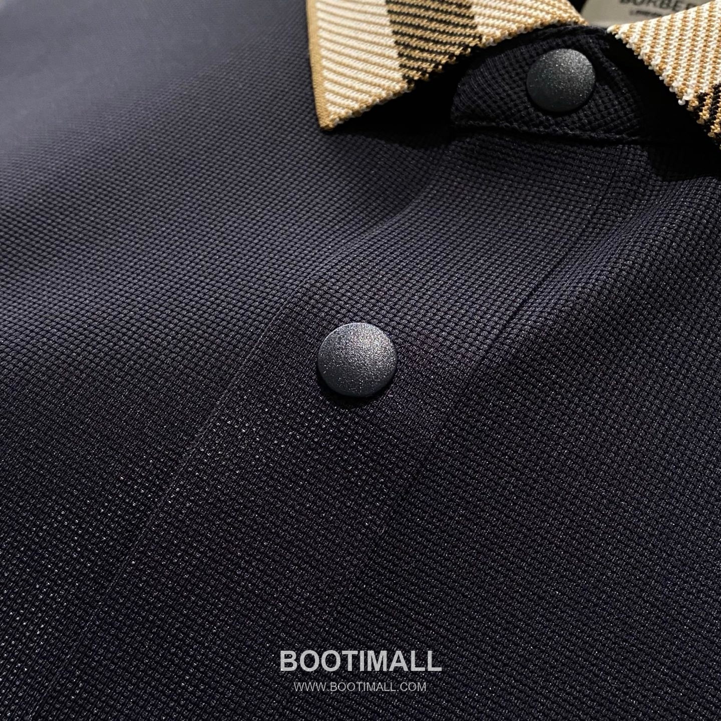 버버리 2026 FW 나일론 스판 블랙 로고 패치 와플 니트 카라 반팔 블랙 티셔츠 Burberry 2026 FW Nylon Spandex Black Logo Patch Waffle Knit Polo Short Sleeve T-Shirt D23526 52 6