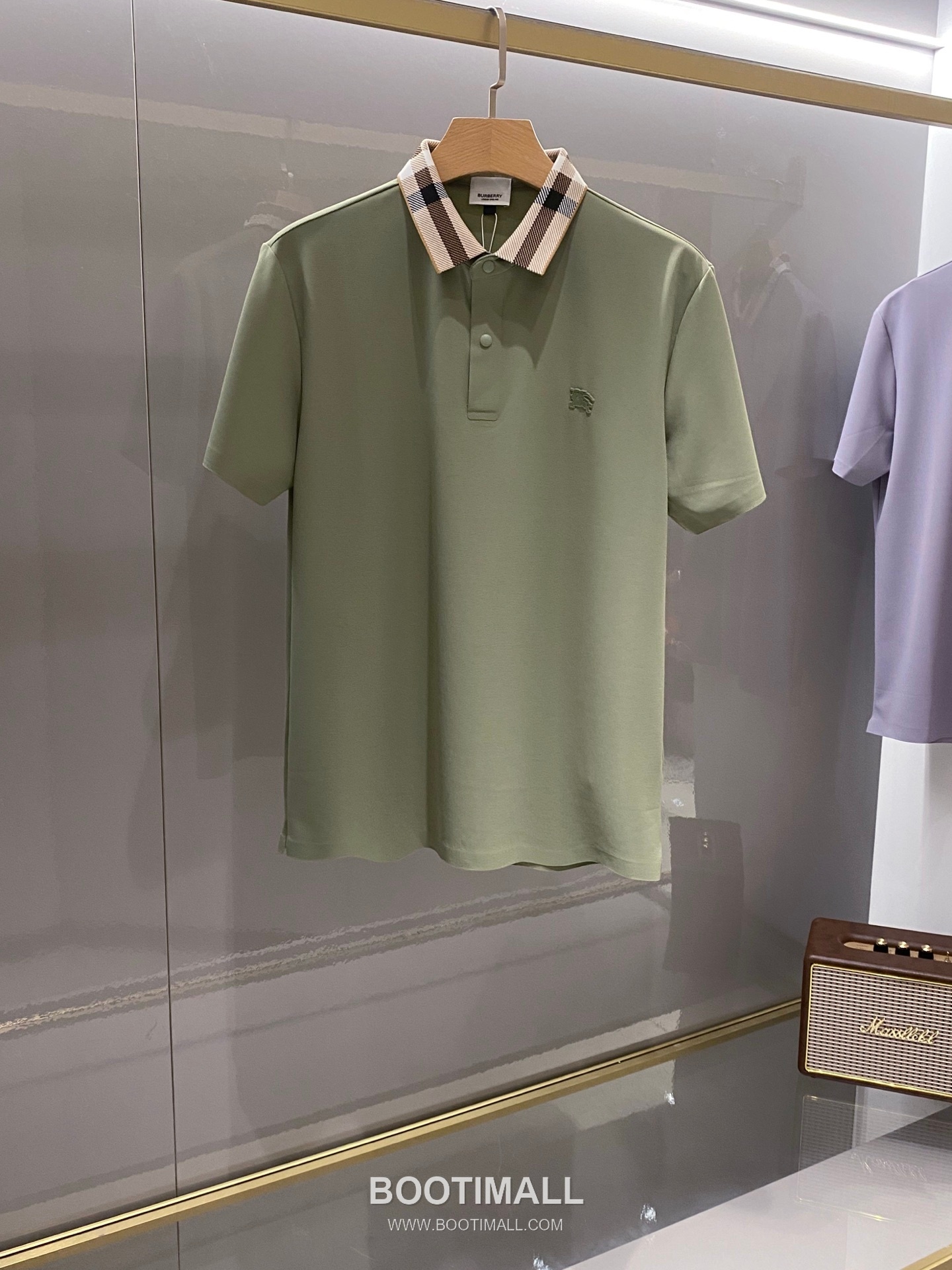 버버리 2026 FW 나일론 스판 블랙 로고 패치 와플 니트 카라 반팔 카키 티셔츠 Burberry 2026 FW Nylon Spandex Black Logo Patch Waffle Knit Polo Short Sleeve T-Shirt D23526 52 1