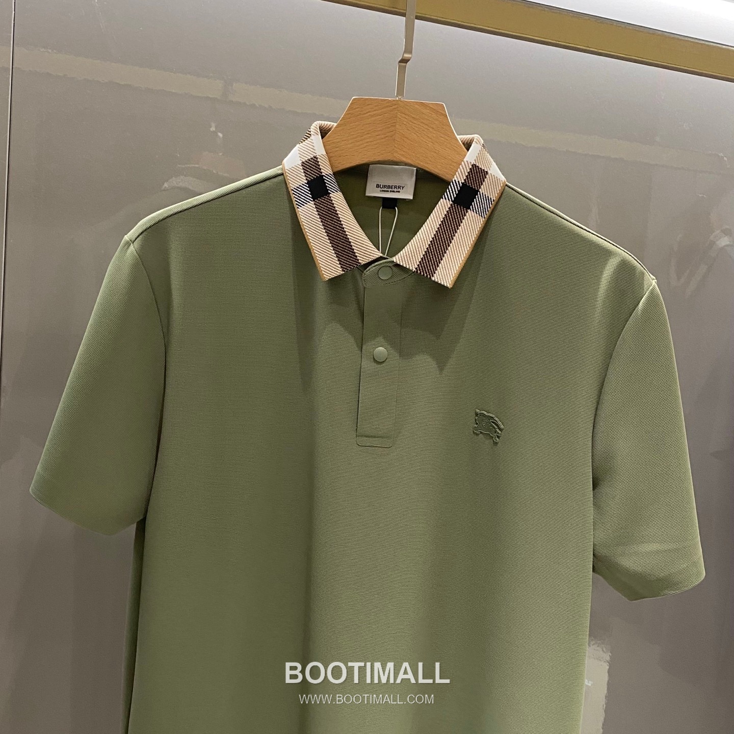 버버리 2026 FW 나일론 스판 블랙 로고 패치 와플 니트 카라 반팔 카키 티셔츠 Burberry 2026 FW Nylon Spandex Black Logo Patch Waffle Knit Polo Short Sleeve T-Shirt D23526 52 3