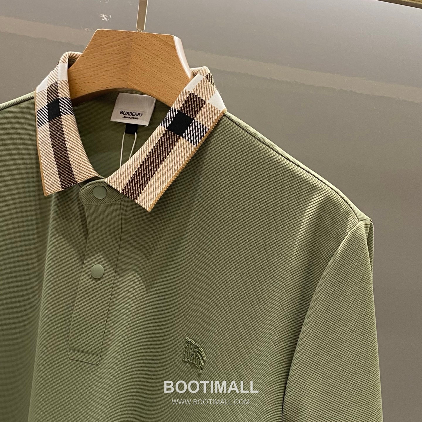 버버리 2026 FW 나일론 스판 블랙 로고 패치 와플 니트 카라 반팔 카키 티셔츠 Burberry 2026 FW Nylon Spandex Black Logo Patch Waffle Knit Polo Short Sleeve T-Shirt D23526 52 4