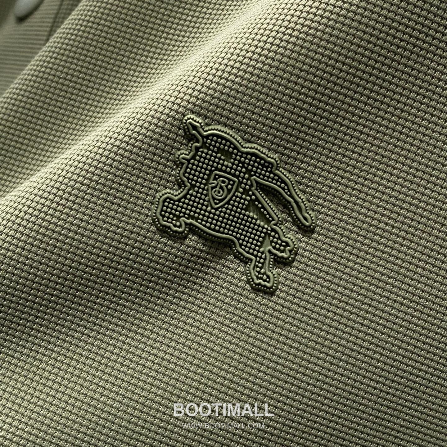 버버리 2026 FW 나일론 스판 블랙 로고 패치 와플 니트 카라 반팔 카키 티셔츠 Burberry 2026 FW Nylon Spandex Black Logo Patch Waffle Knit Polo Short Sleeve T-Shirt D23526 52 5