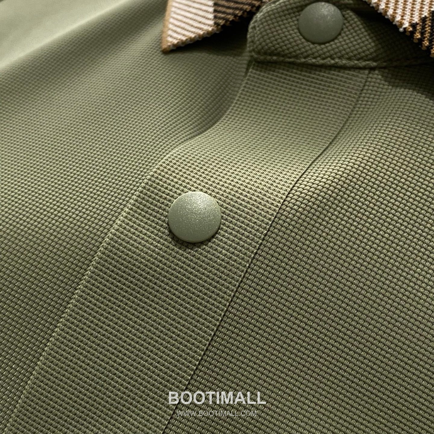 버버리 2026 FW 나일론 스판 블랙 로고 패치 와플 니트 카라 반팔 카키 티셔츠 Burberry 2026 FW Nylon Spandex Black Logo Patch Waffle Knit Polo Short Sleeve T-Shirt D23526 52 6