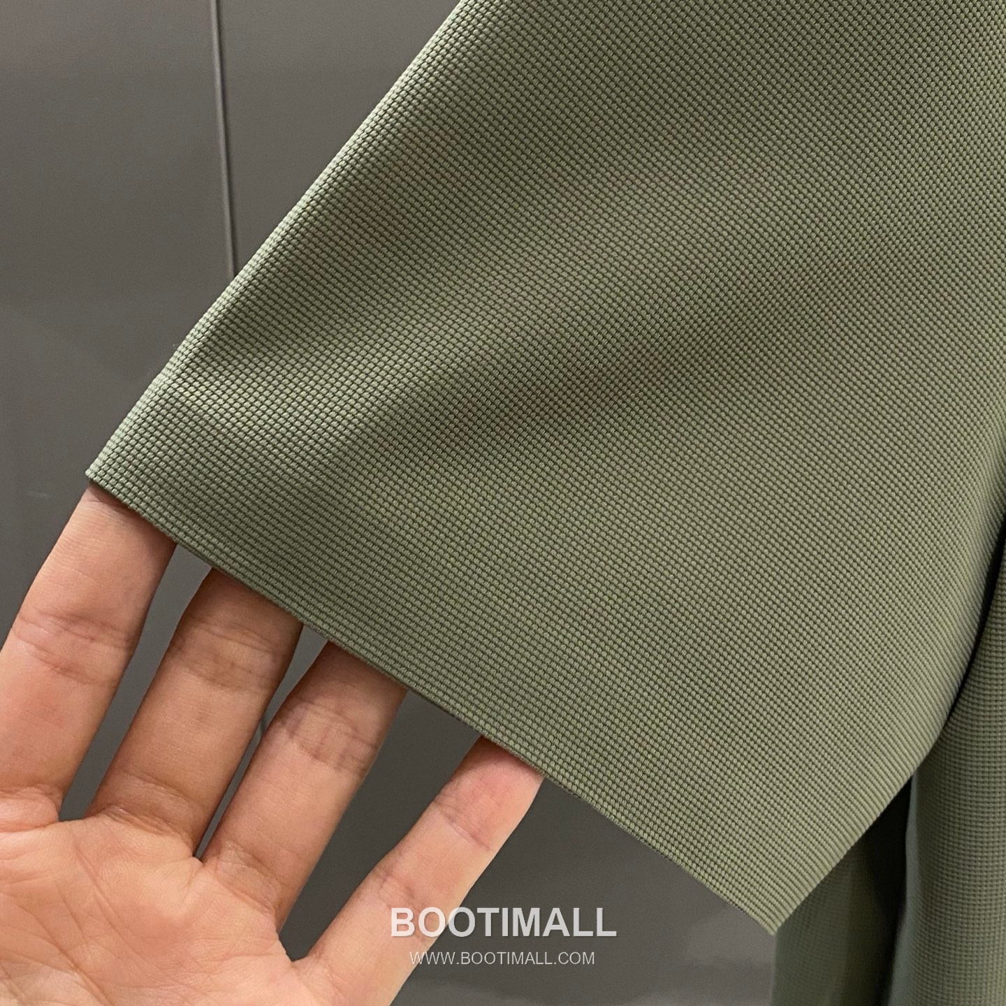 버버리 2026 FW 나일론 스판 블랙 로고 패치 와플 니트 카라 반팔 카키 티셔츠 Burberry 2026 FW Nylon Spandex Black Logo Patch Waffle Knit Polo Short Sleeve T-Shirt D23526 52 7