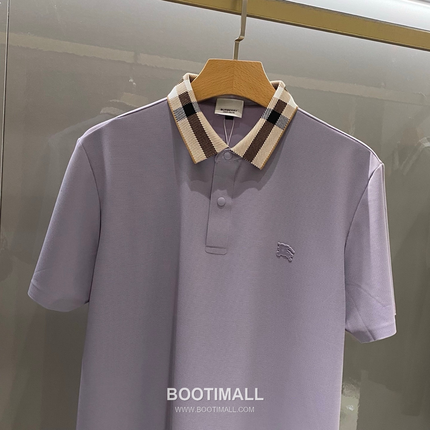 버버리 2026 FW 나일론 스판 블랙 로고 패치 와플 니트 카라 반팔 퍼플 티셔츠 Burberry 2026 FW Nylon Spandex Black Logo Patch Waffle Knit Polo Short Sleeve T-Shirt D23526 52 3