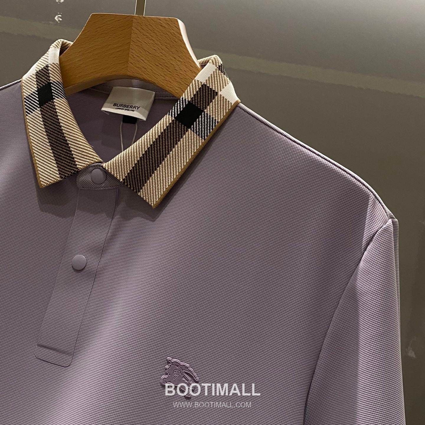 버버리 2026 FW 나일론 스판 블랙 로고 패치 와플 니트 카라 반팔 퍼플 티셔츠 Burberry 2026 FW Nylon Spandex Black Logo Patch Waffle Knit Polo Short Sleeve T-Shirt D23526 52 4
