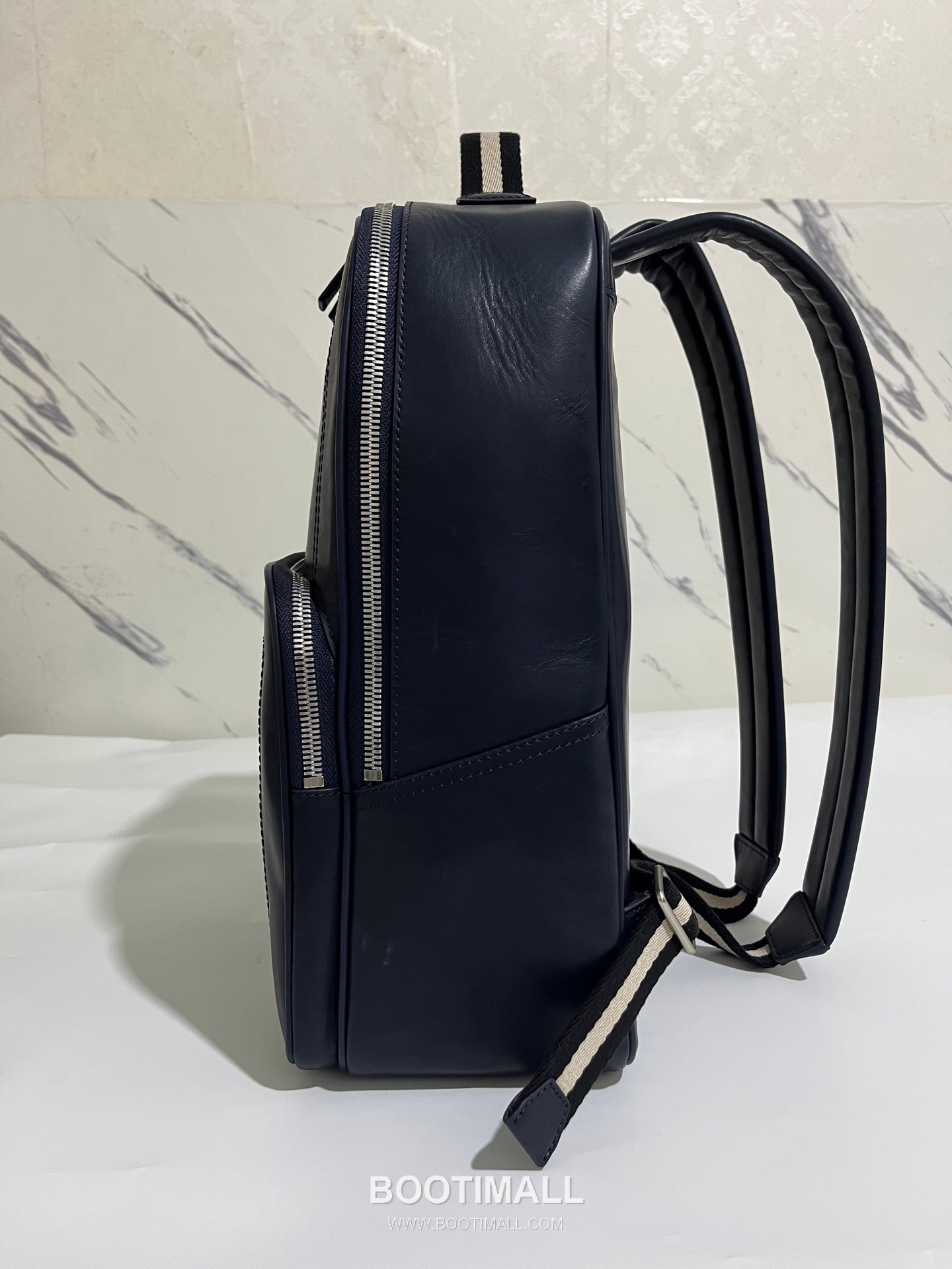 발리 클래식 오일 왁스 카우하이드 브라운 백팩 대용량 노트북 백팩 네이비 Bally Classic Oil Wax Cowhide Brown Backpack Large Capacity Laptop Backpack 40cm 9