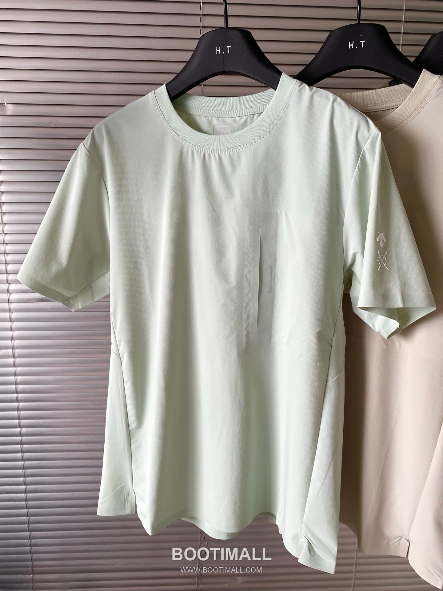 데상트 2026 SS 나일론 스판 블랙 로고 프린트 아이스 쿨링 반팔 라임 티셔츠 Descente 2026 SS Nylon Spandex Black Logo Print Ice Cooling Short Sleeve T-Shirt D14544 M 1