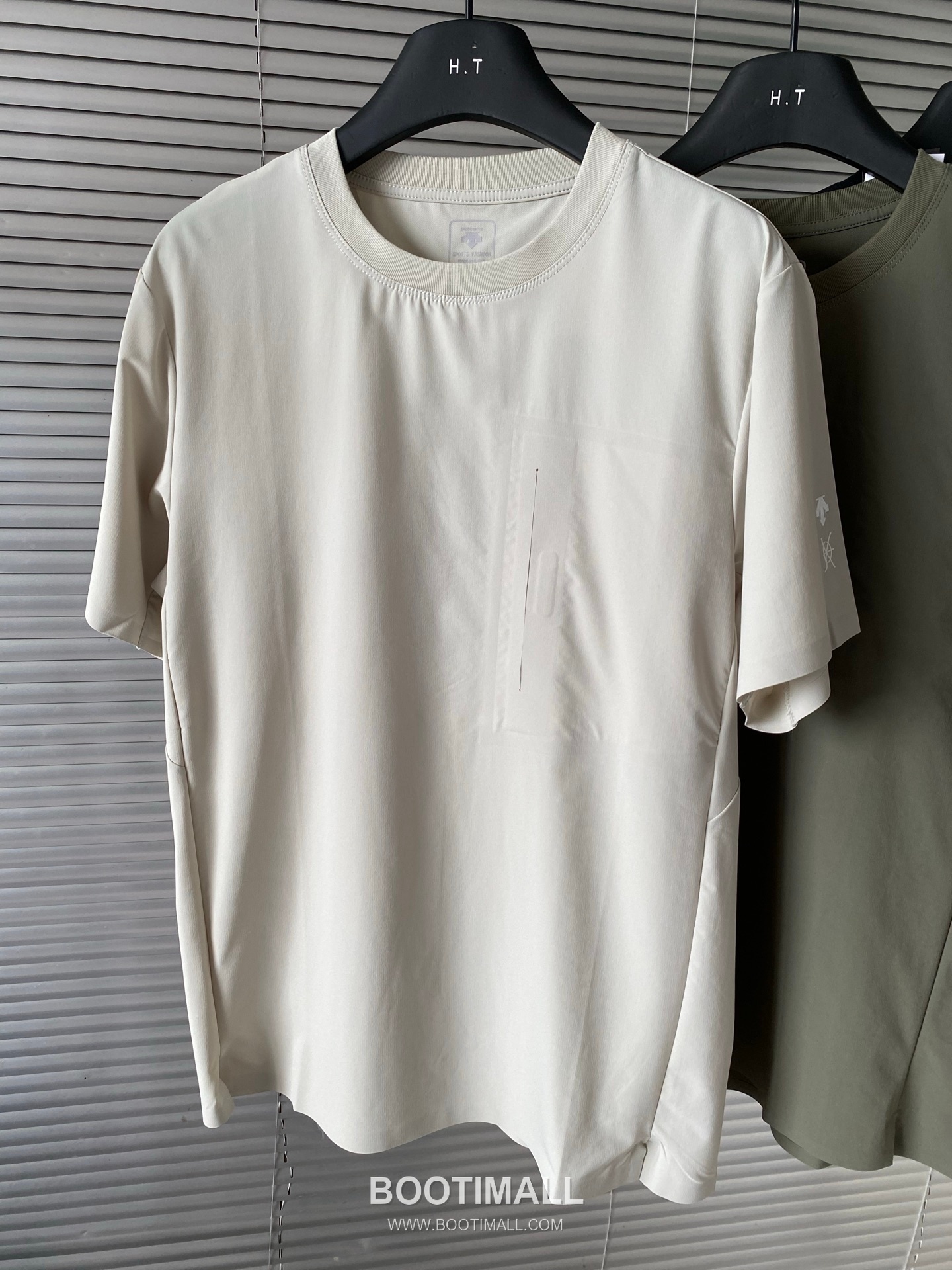 데상트 2026 SS 나일론 스판 블랙 로고 프린트 아이스 쿨링 반팔 베이지 티셔츠 Descente 2026 SS Nylon Spandex Black Logo Print Ice Cooling Short Sleeve T-Shirt D14544 M 1