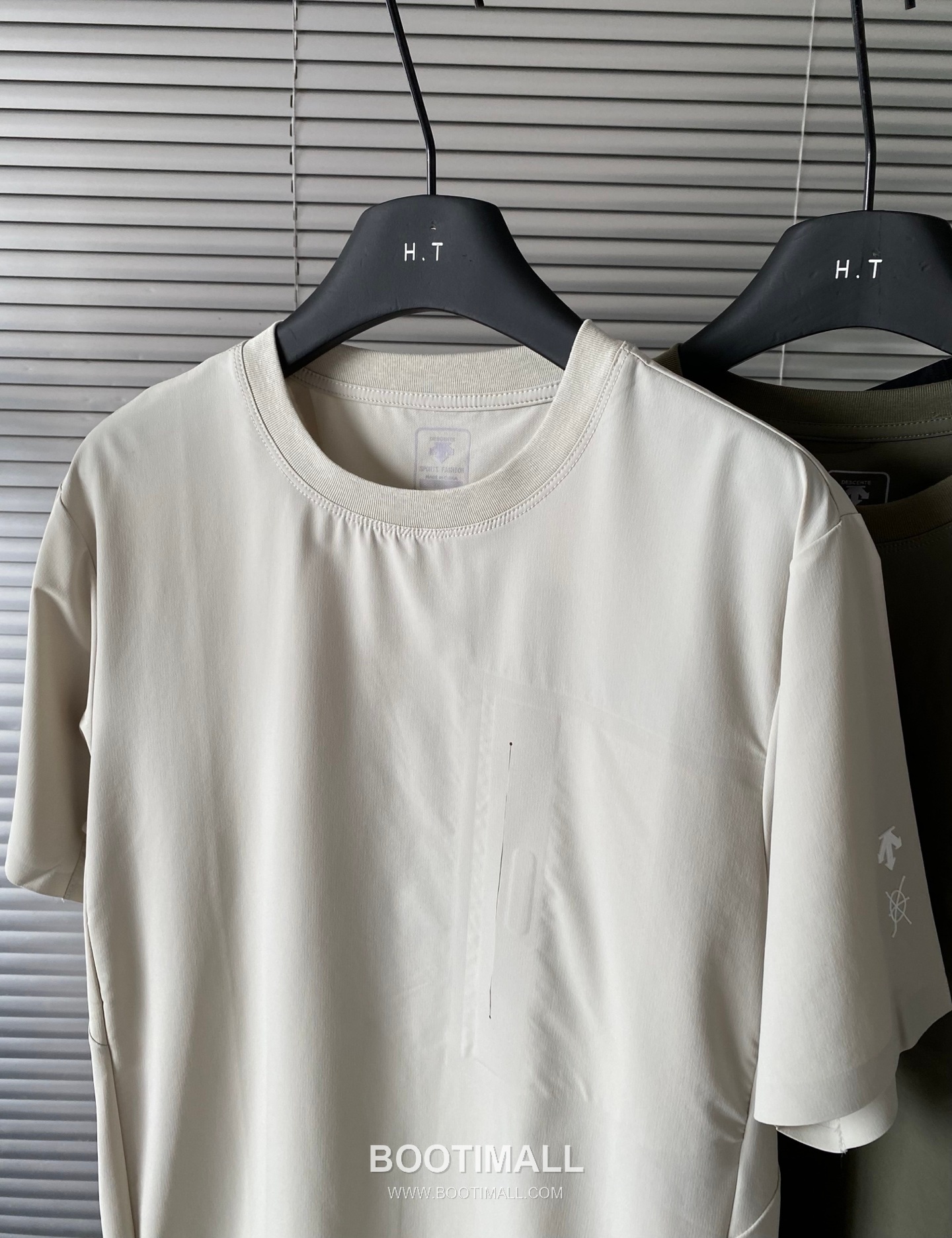 데상트 2026 SS 나일론 스판 블랙 로고 프린트 아이스 쿨링 반팔 베이지 티셔츠 Descente 2026 SS Nylon Spandex Black Logo Print Ice Cooling Short Sleeve T-Shirt D14544 M 2