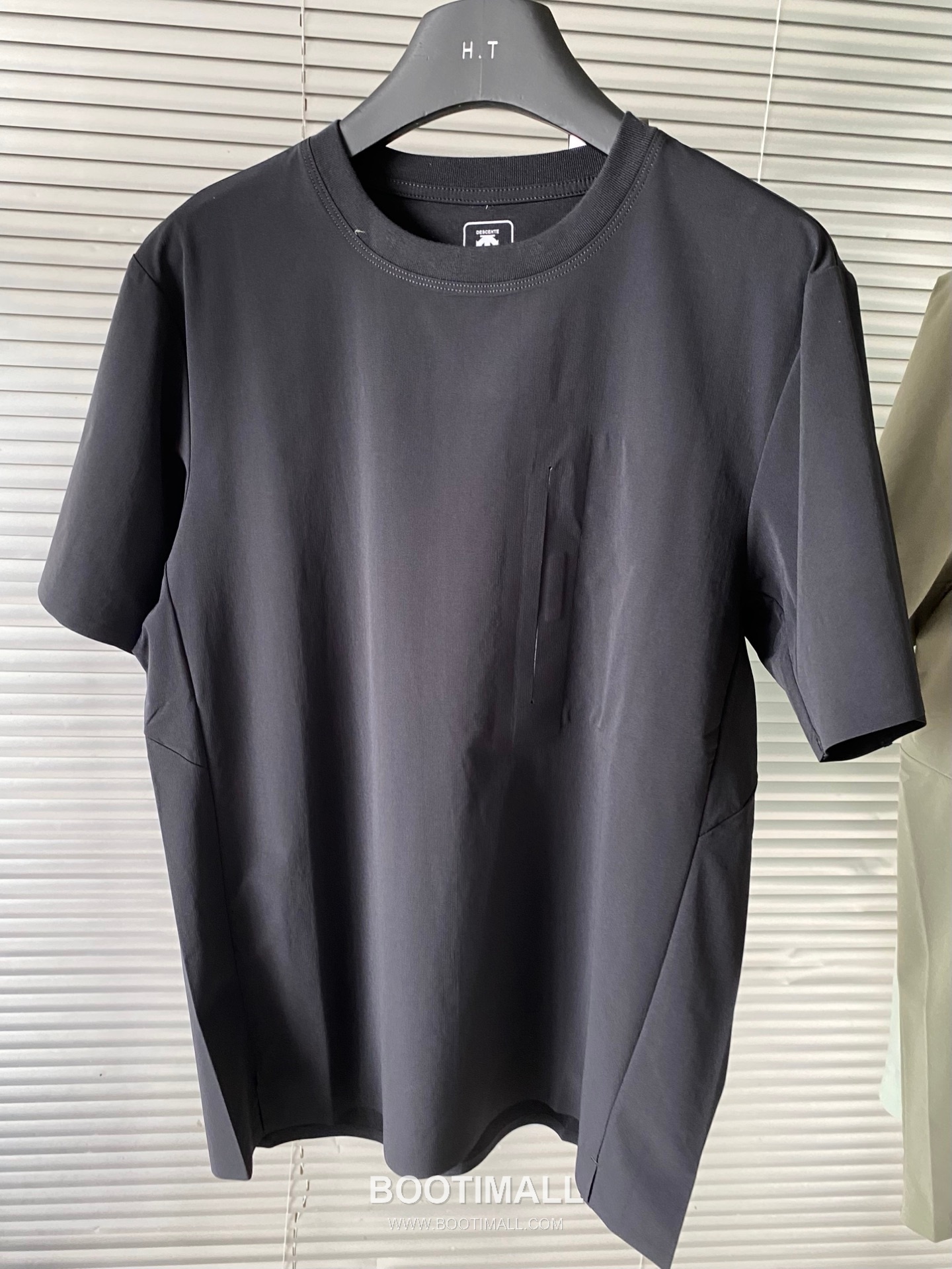 데상트 2026 SS 나일론 스판 블랙 로고 프린트 아이스 쿨링 반팔 블랙 티셔츠 Descente 2026 SS Nylon Spandex Black Logo Print Ice Cooling Short Sleeve T-Shirt D14544 M 4