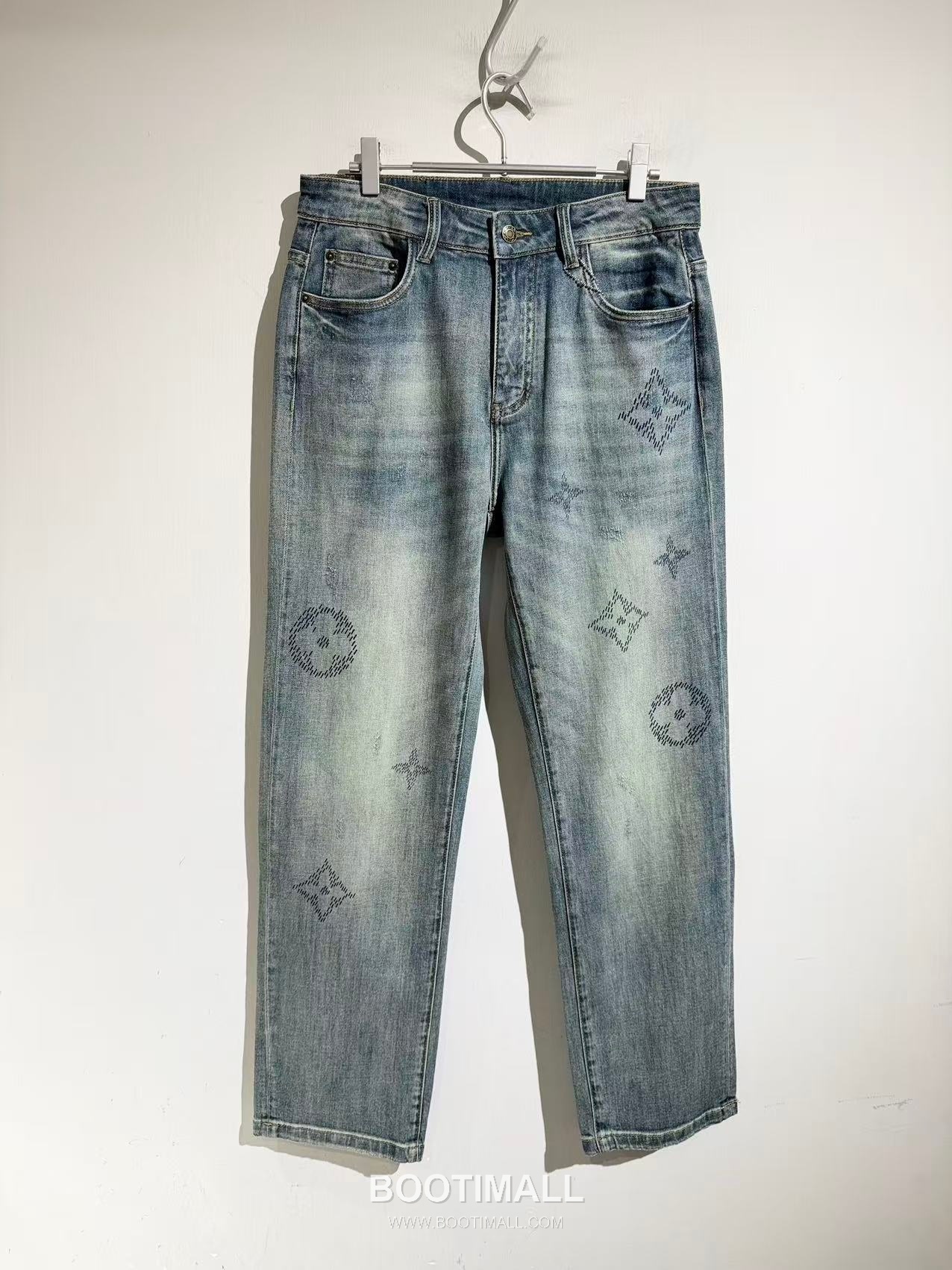 루이비통 2026 SS 코튼 스판 그레이블루 로고 자수 워싱 스트레이트핏 데님 팬츠 Louis Vuitton 2026 SS Cotton Spandex Grey Blue Logo Embroidered Washed Straight Fit Denim Pants D28587 32 1