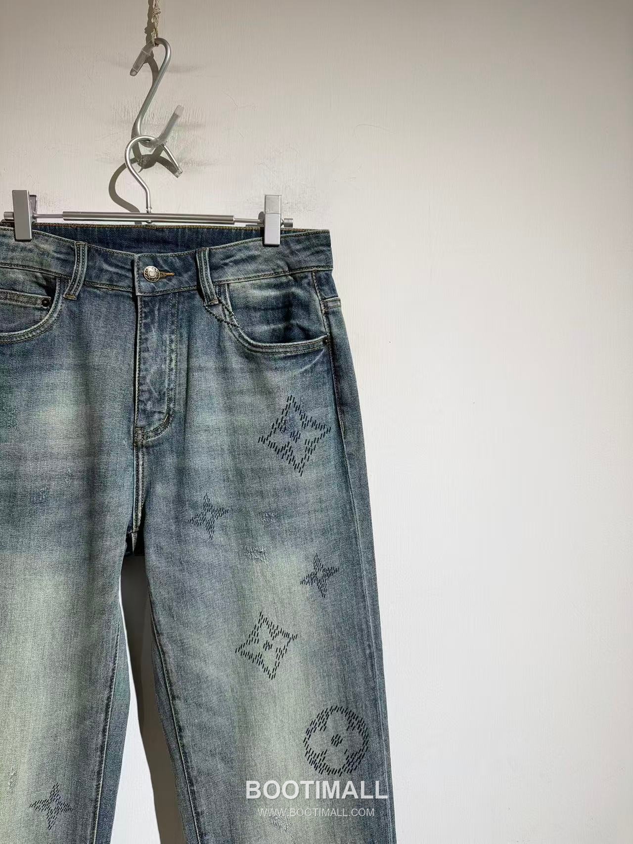 루이비통 2026 SS 코튼 스판 그레이블루 로고 자수 워싱 스트레이트핏 데님 팬츠 Louis Vuitton 2026 SS Cotton Spandex Grey Blue Logo Embroidered Washed Straight Fit Denim Pants D28587 32 2