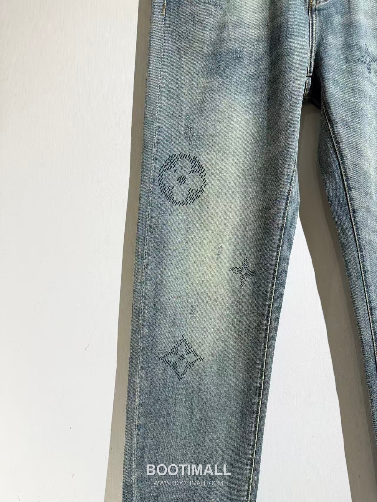 루이비통 2026 SS 코튼 스판 그레이블루 로고 자수 워싱 스트레이트핏 데님 팬츠 Louis Vuitton 2026 SS Cotton Spandex Grey Blue Logo Embroidered Washed Straight Fit Denim Pants D28587 32 3