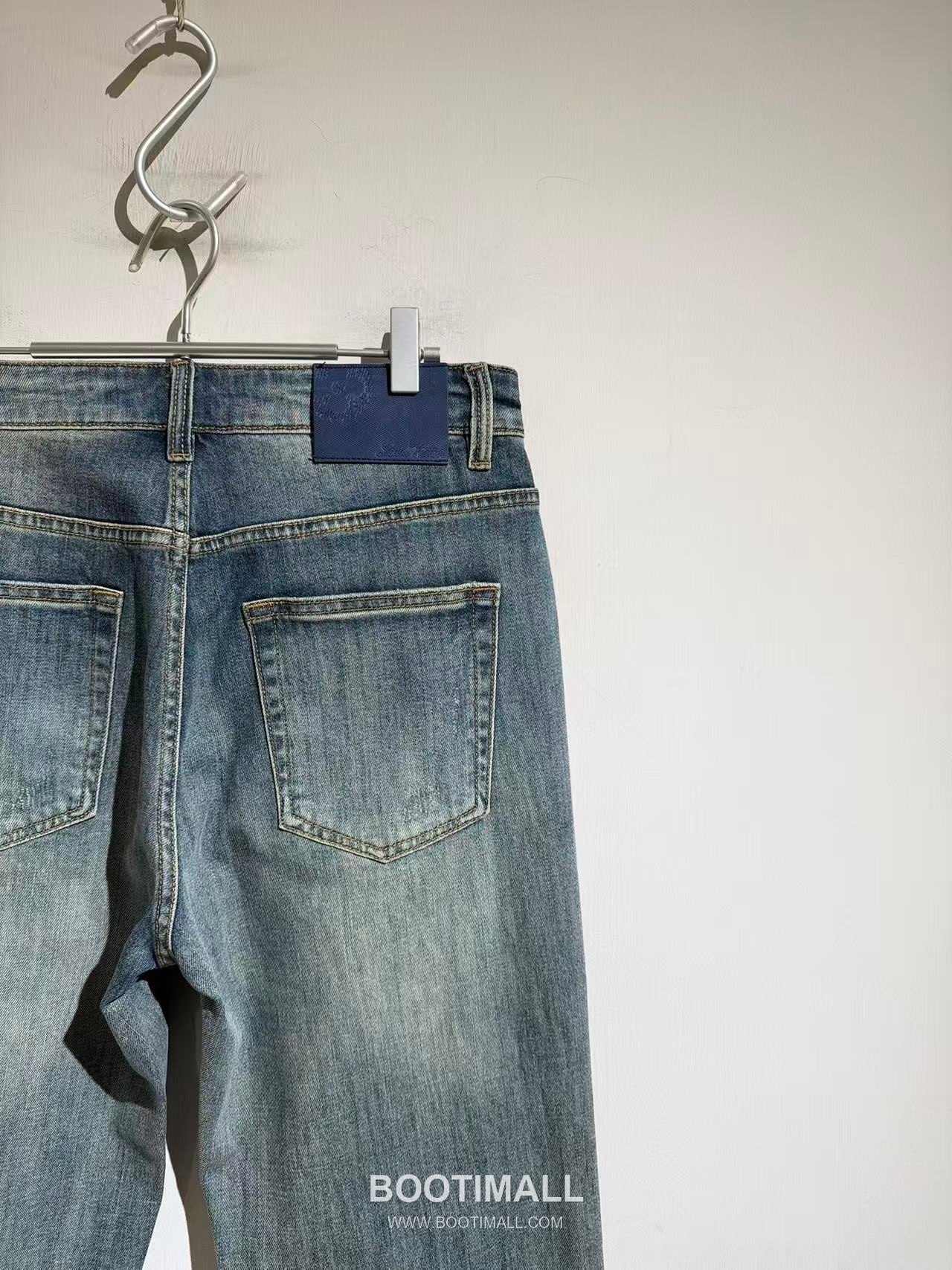 루이비통 2026 SS 코튼 스판 그레이블루 로고 자수 워싱 스트레이트핏 데님 팬츠 Louis Vuitton 2026 SS Cotton Spandex Grey Blue Logo Embroidered Washed Straight Fit Denim Pants D28587 32 4