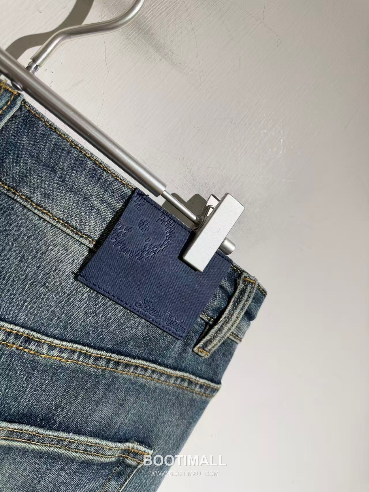 루이비통 2026 SS 코튼 스판 그레이블루 로고 자수 워싱 스트레이트핏 데님 팬츠 Louis Vuitton 2026 SS Cotton Spandex Grey Blue Logo Embroidered Washed Straight Fit Denim Pants D28587 32 5