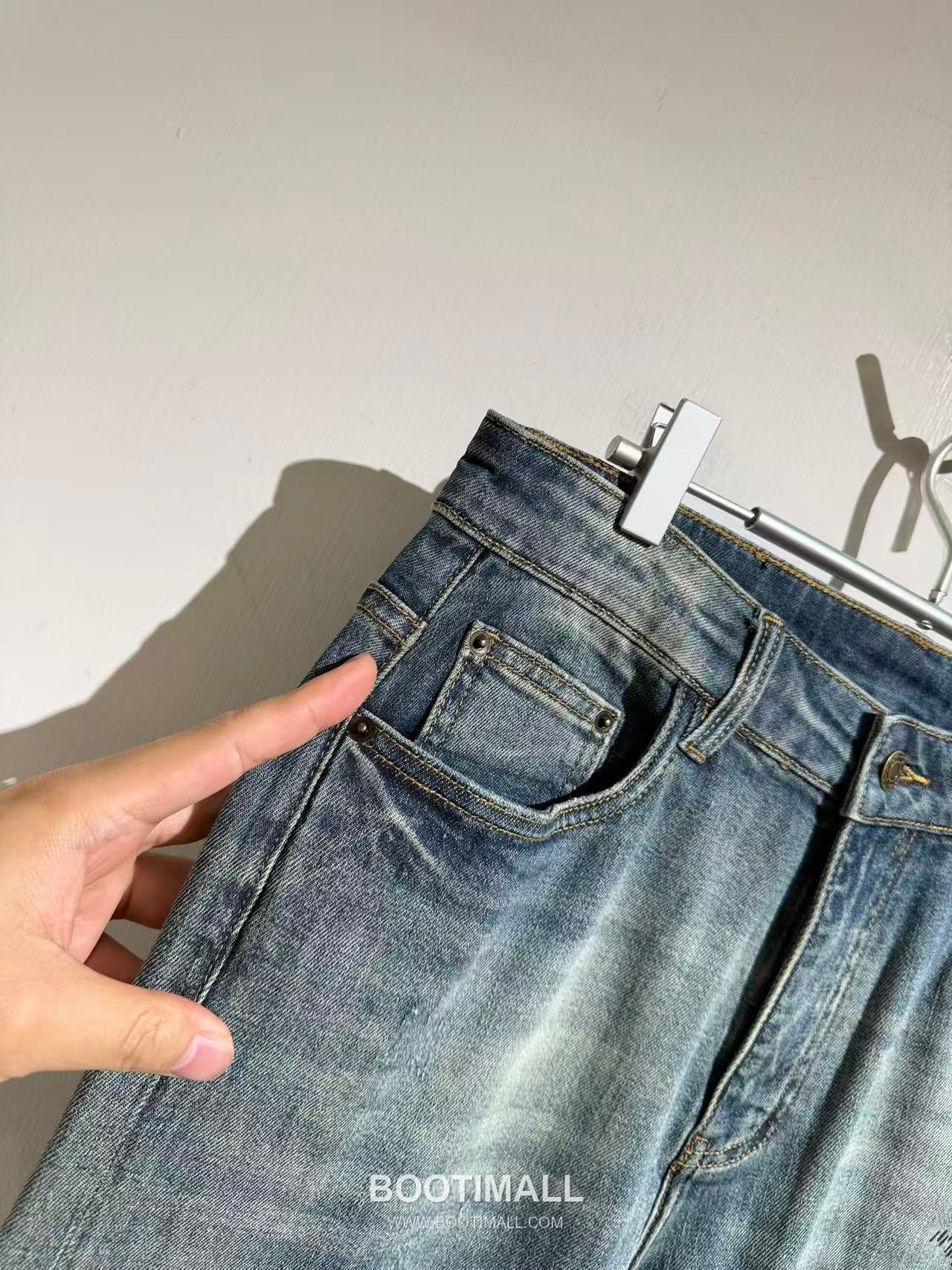 루이비통 2026 SS 코튼 스판 그레이블루 로고 자수 워싱 스트레이트핏 데님 팬츠 Louis Vuitton 2026 SS Cotton Spandex Grey Blue Logo Embroidered Washed Straight Fit Denim Pants D28587 32 6