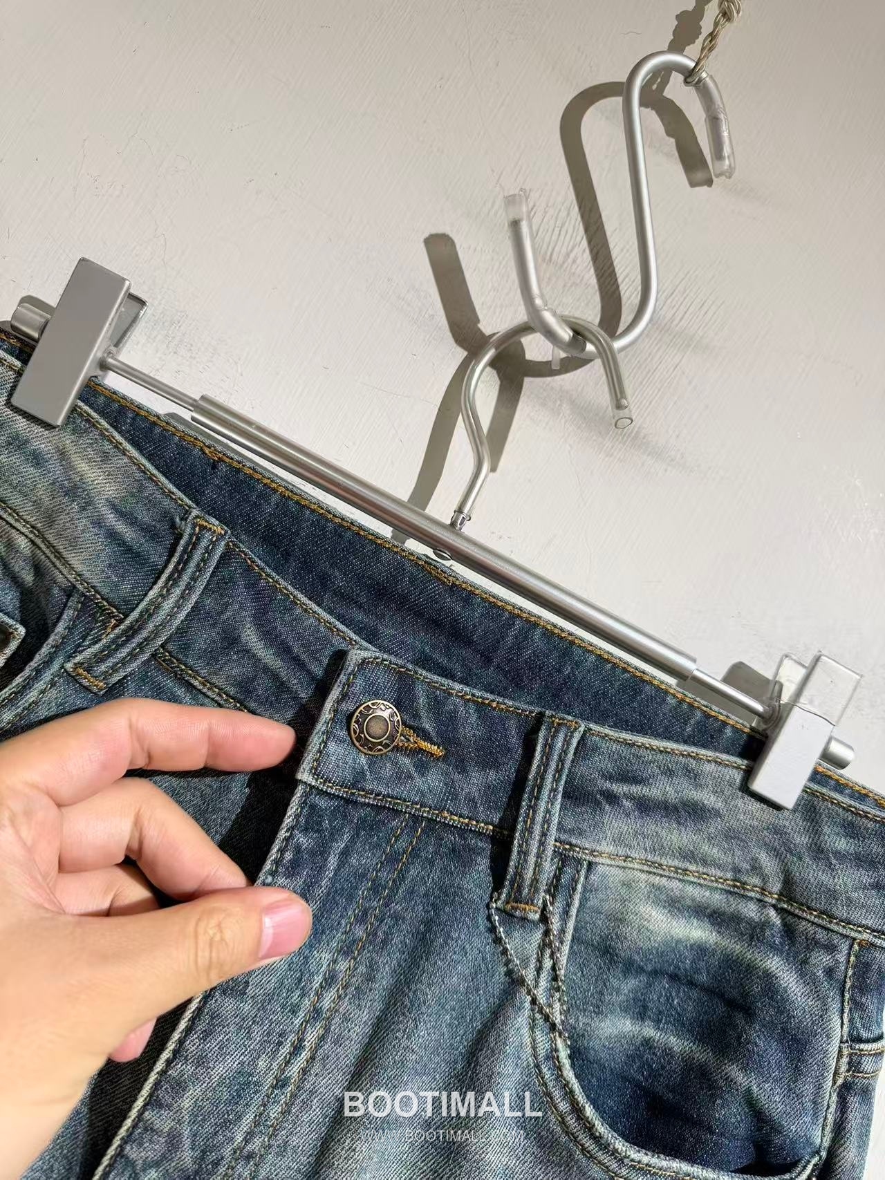 루이비통 2026 SS 코튼 스판 그레이블루 로고 자수 워싱 스트레이트핏 데님 팬츠 Louis Vuitton 2026 SS Cotton Spandex Grey Blue Logo Embroidered Washed Straight Fit Denim Pants D28587 32 7