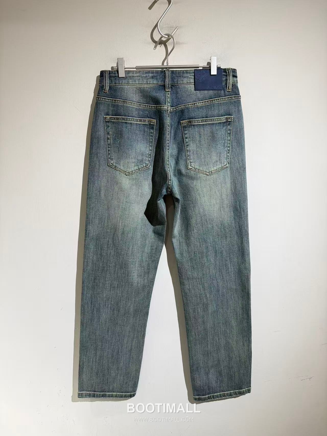 루이비통 2026 SS 코튼 스판 그레이블루 로고 자수 워싱 스트레이트핏 데님 팬츠 Louis Vuitton 2026 SS Cotton Spandex Grey Blue Logo Embroidered Washed Straight Fit Denim Pants D28587 32 8