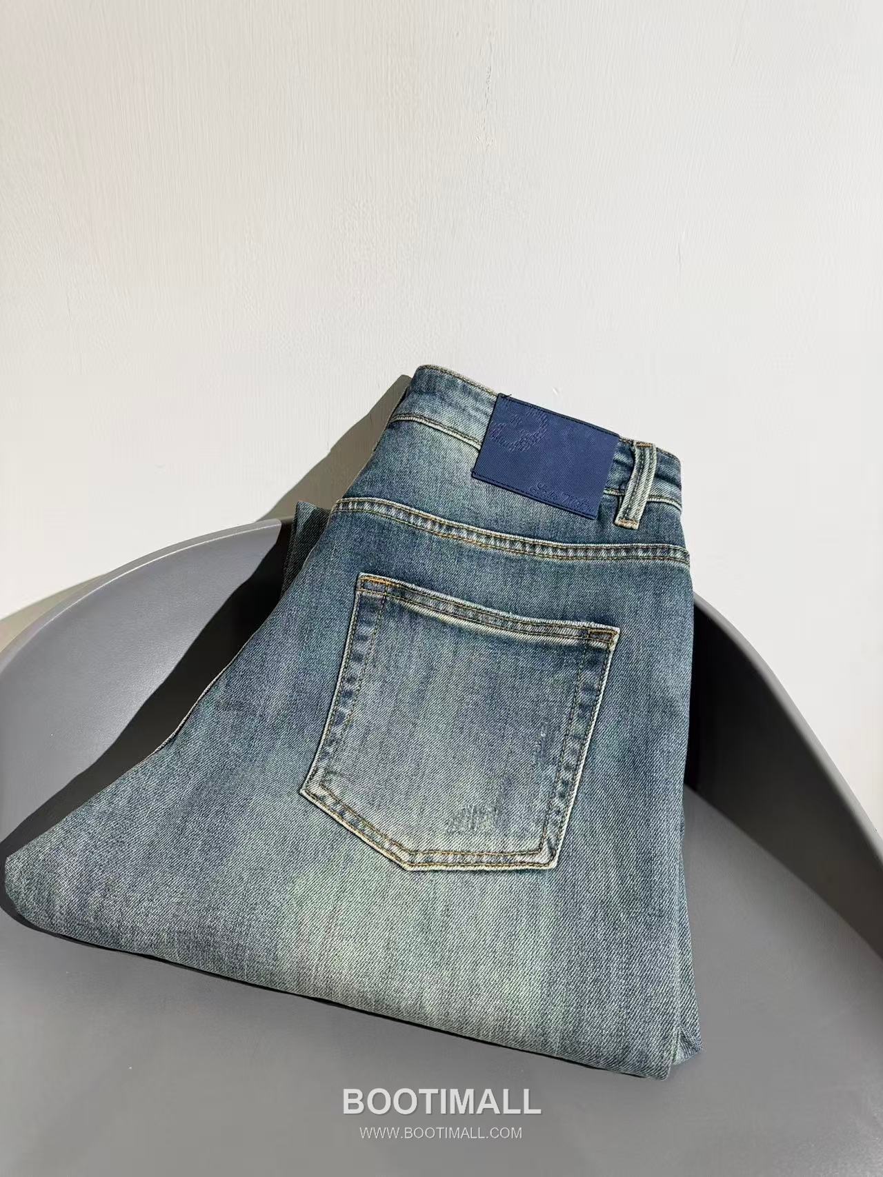 루이비통 2026 SS 코튼 스판 그레이블루 로고 자수 워싱 스트레이트핏 데님 팬츠 Louis Vuitton 2026 SS Cotton Spandex Grey Blue Logo Embroidered Washed Straight Fit Denim Pants D28587 32 9