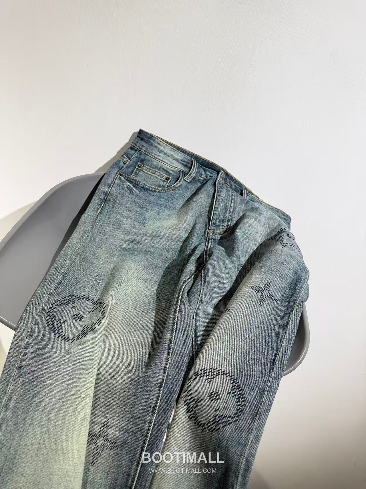 루이비통 2026 SS 코튼 스판 그레이블루 로고 자수 워싱 스트레이트핏 데님 팬츠 Louis Vuitton 2026 SS Cotton Spandex Grey Blue Logo Embroidered Washed Straight Fit Denim Pants D28587 32 10