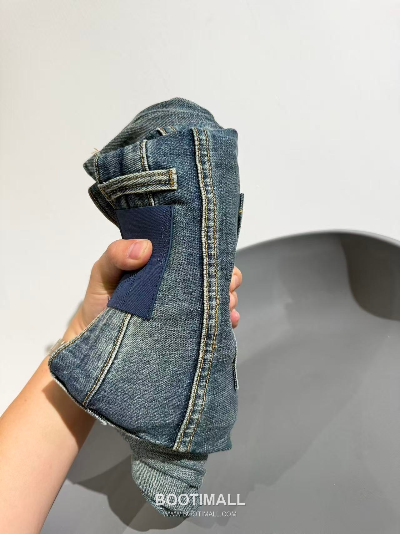 루이비통 2026 SS 코튼 스판 그레이블루 로고 자수 워싱 스트레이트핏 데님 팬츠 Louis Vuitton 2026 SS Cotton Spandex Grey Blue Logo Embroidered Washed Straight Fit Denim Pants D28587 32 11