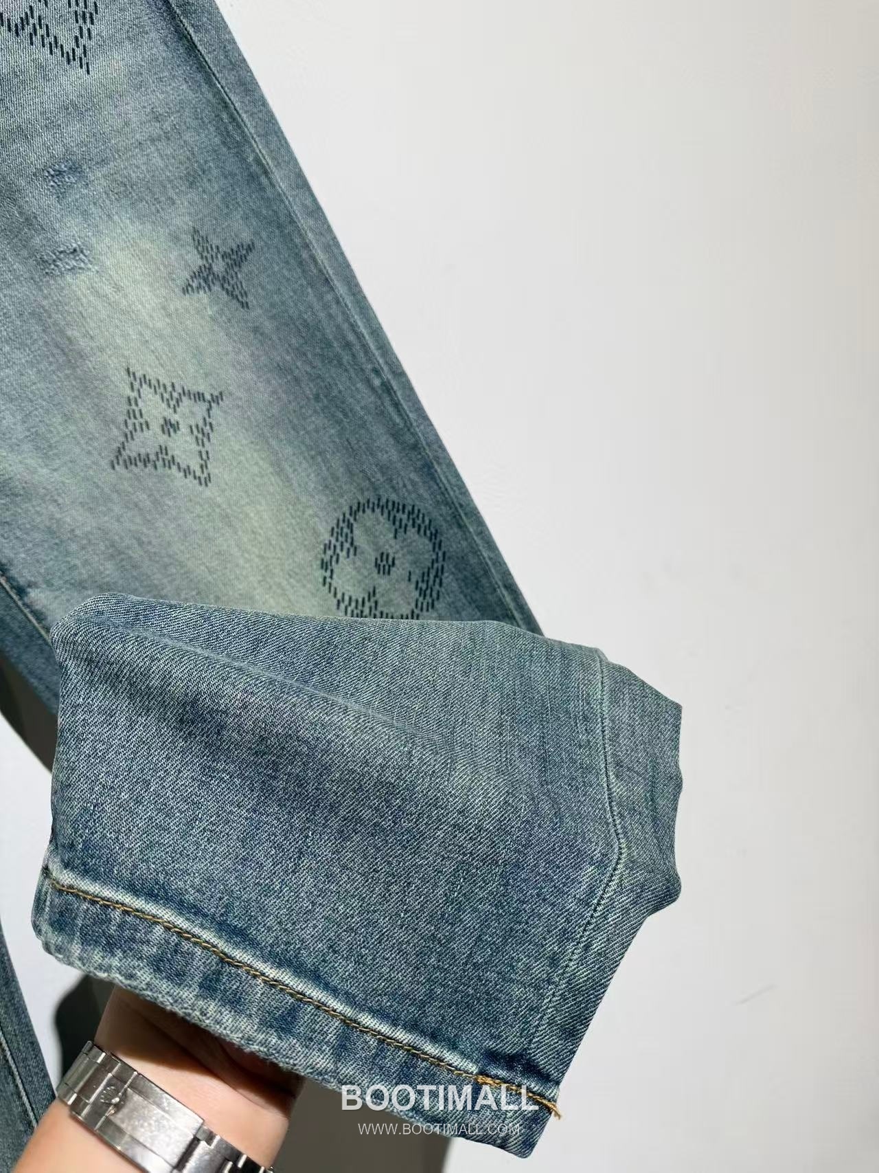 루이비통 2026 SS 코튼 스판 그레이블루 로고 자수 워싱 스트레이트핏 데님 팬츠 Louis Vuitton 2026 SS Cotton Spandex Grey Blue Logo Embroidered Washed Straight Fit Denim Pants D28587 32 14