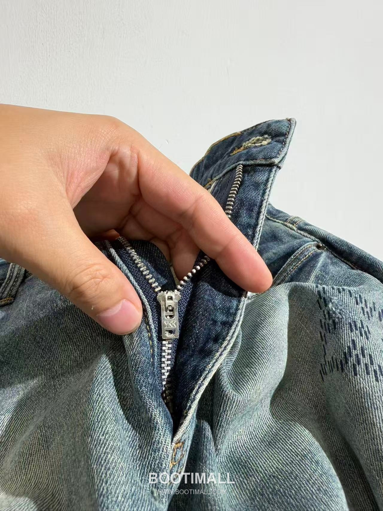 루이비통 2026 SS 코튼 스판 그레이블루 로고 자수 워싱 스트레이트핏 데님 팬츠 Louis Vuitton 2026 SS Cotton Spandex Grey Blue Logo Embroidered Washed Straight Fit Denim Pants D28587 32 15