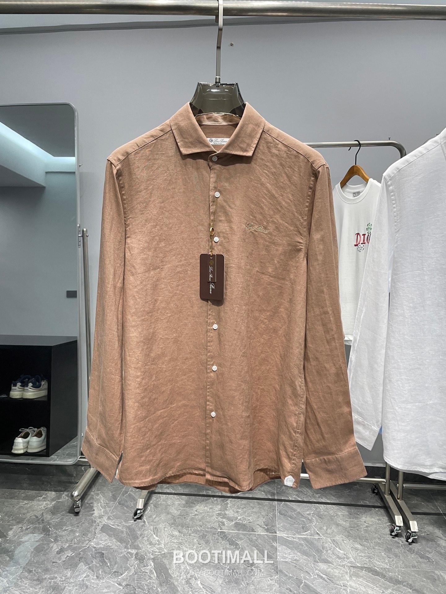 로로피아나 2026 SS 린넨 브라운 로고 자수 클래식 레귤러핏 셔츠 인디핑크 Loro Piana 2026 SS Linen Brown Logo Embroidered Classic Regular Fit Shirt D31544 M 1