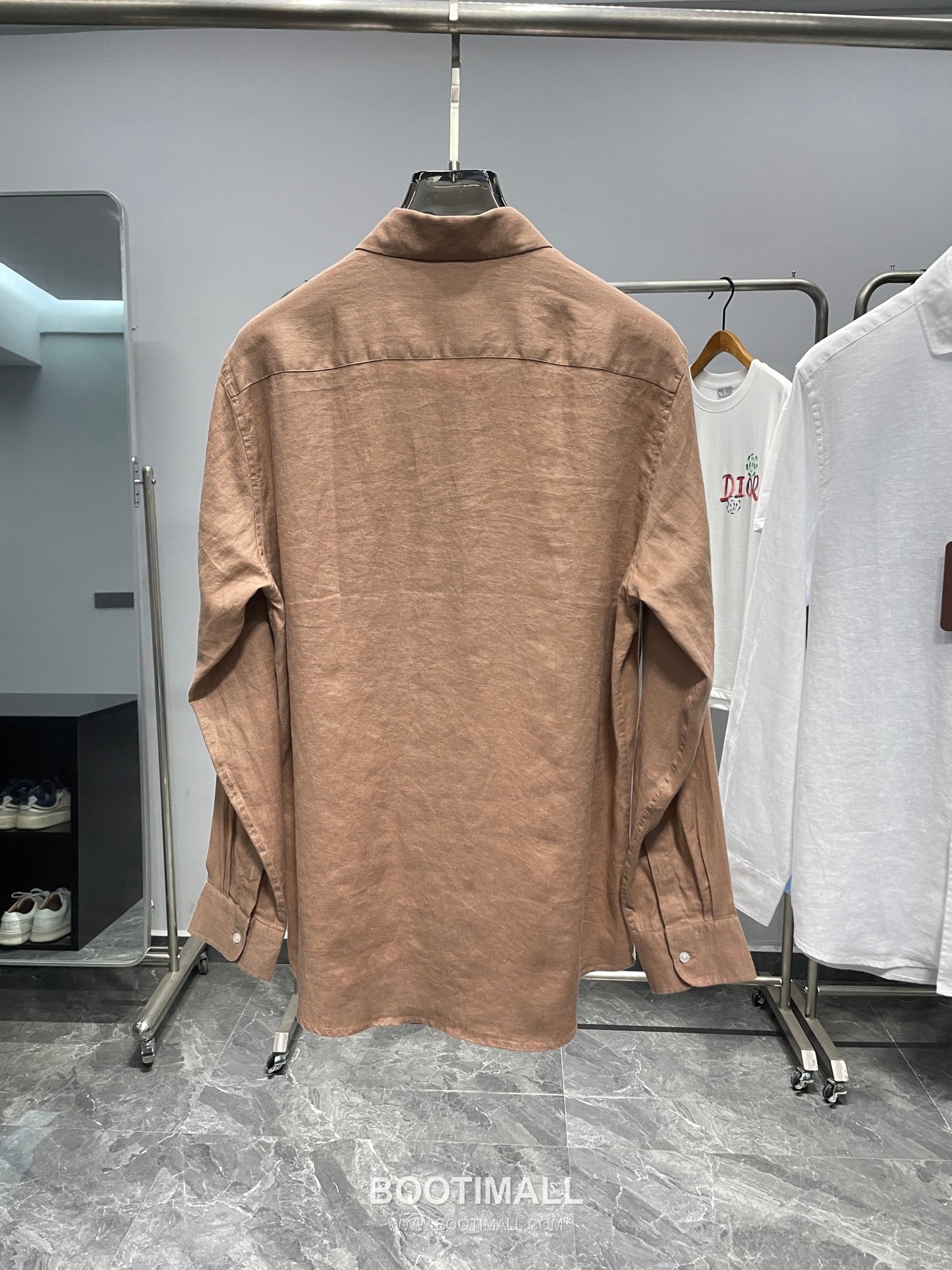 로로피아나 2026 SS 린넨 브라운 로고 자수 클래식 레귤러핏 셔츠 인디핑크 Loro Piana 2026 SS Linen Brown Logo Embroidered Classic Regular Fit Shirt D31544 M 2