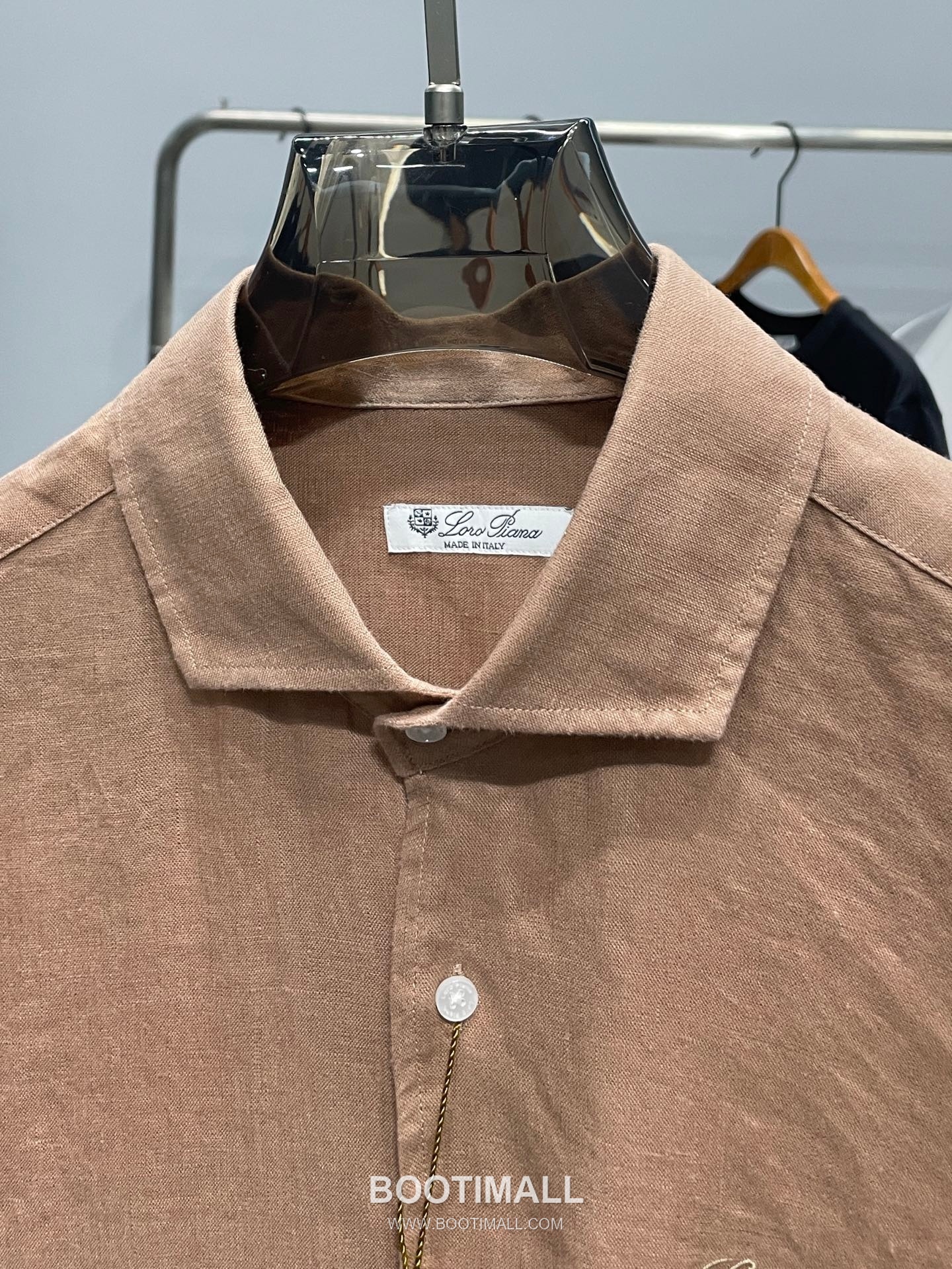 로로피아나 2026 SS 린넨 브라운 로고 자수 클래식 레귤러핏 셔츠 인디핑크 Loro Piana 2026 SS Linen Brown Logo Embroidered Classic Regular Fit Shirt D31544 M 3