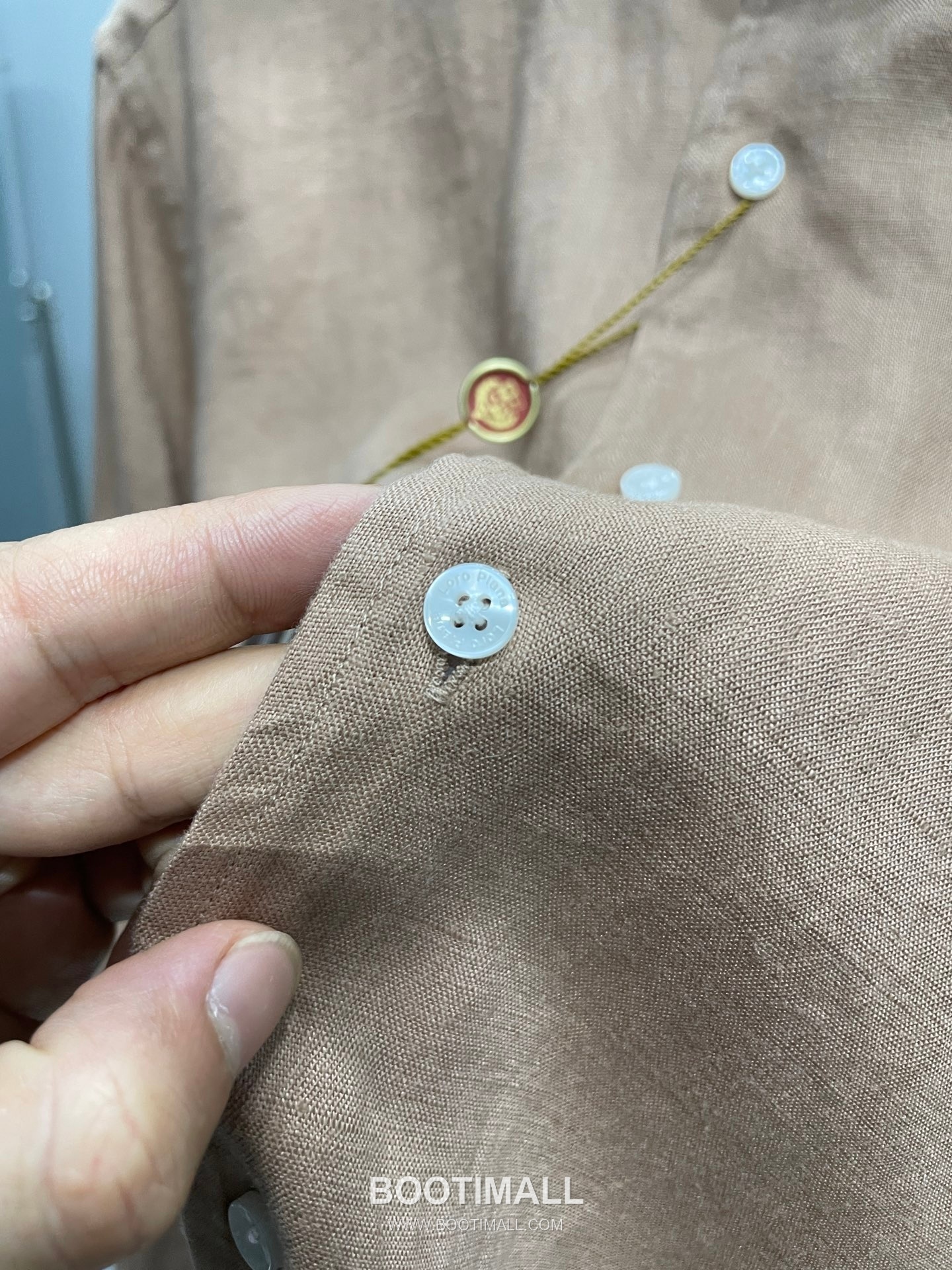 로로피아나 2026 SS 린넨 브라운 로고 자수 클래식 레귤러핏 셔츠 인디핑크 Loro Piana 2026 SS Linen Brown Logo Embroidered Classic Regular Fit Shirt D31544 M 5