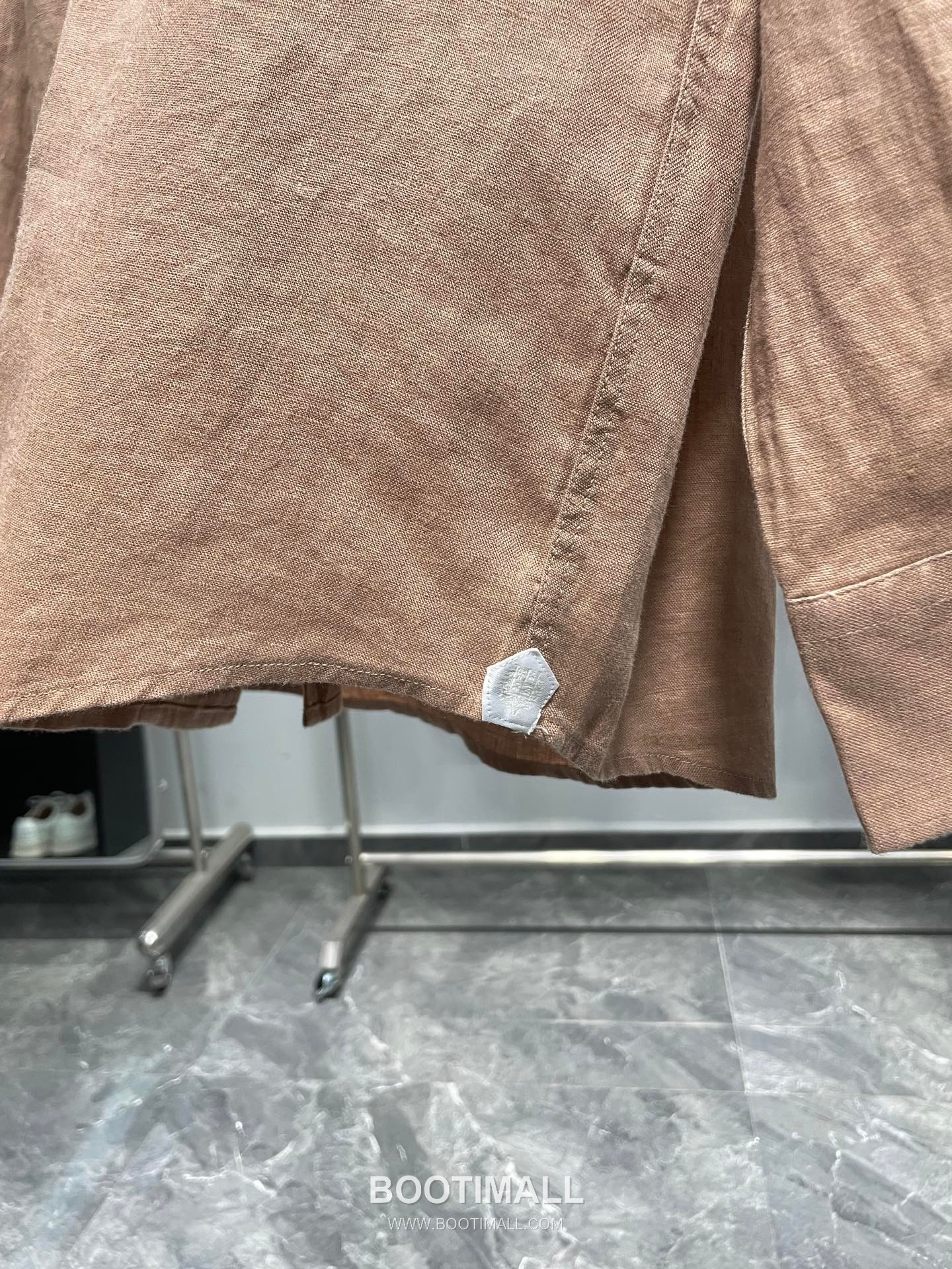 로로피아나 2026 SS 린넨 브라운 로고 자수 클래식 레귤러핏 셔츠 인디핑크 Loro Piana 2026 SS Linen Brown Logo Embroidered Classic Regular Fit Shirt D31544 M 6