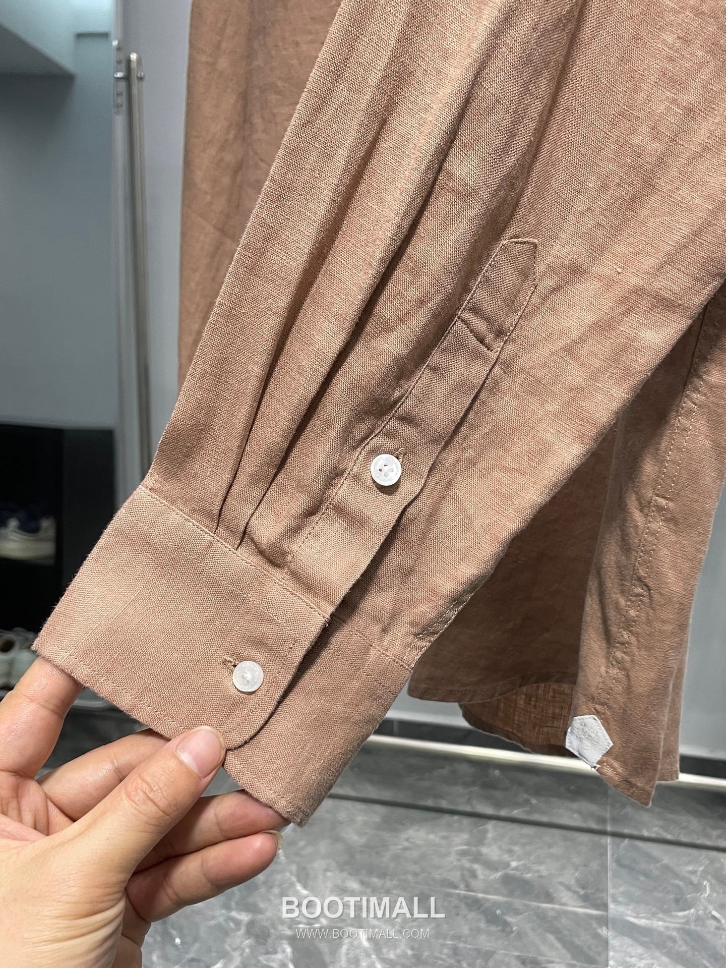 로로피아나 2026 SS 린넨 브라운 로고 자수 클래식 레귤러핏 셔츠 인디핑크 Loro Piana 2026 SS Linen Brown Logo Embroidered Classic Regular Fit Shirt D31544 M 7